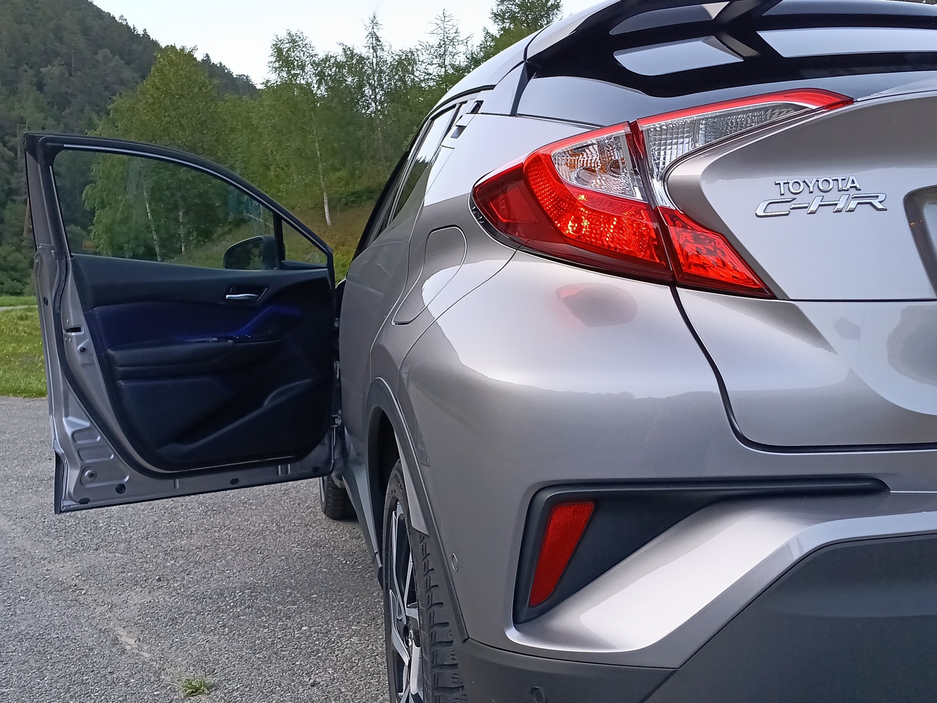 TOYOTA C-HR 1.8 HSD Premium CVT-image-15