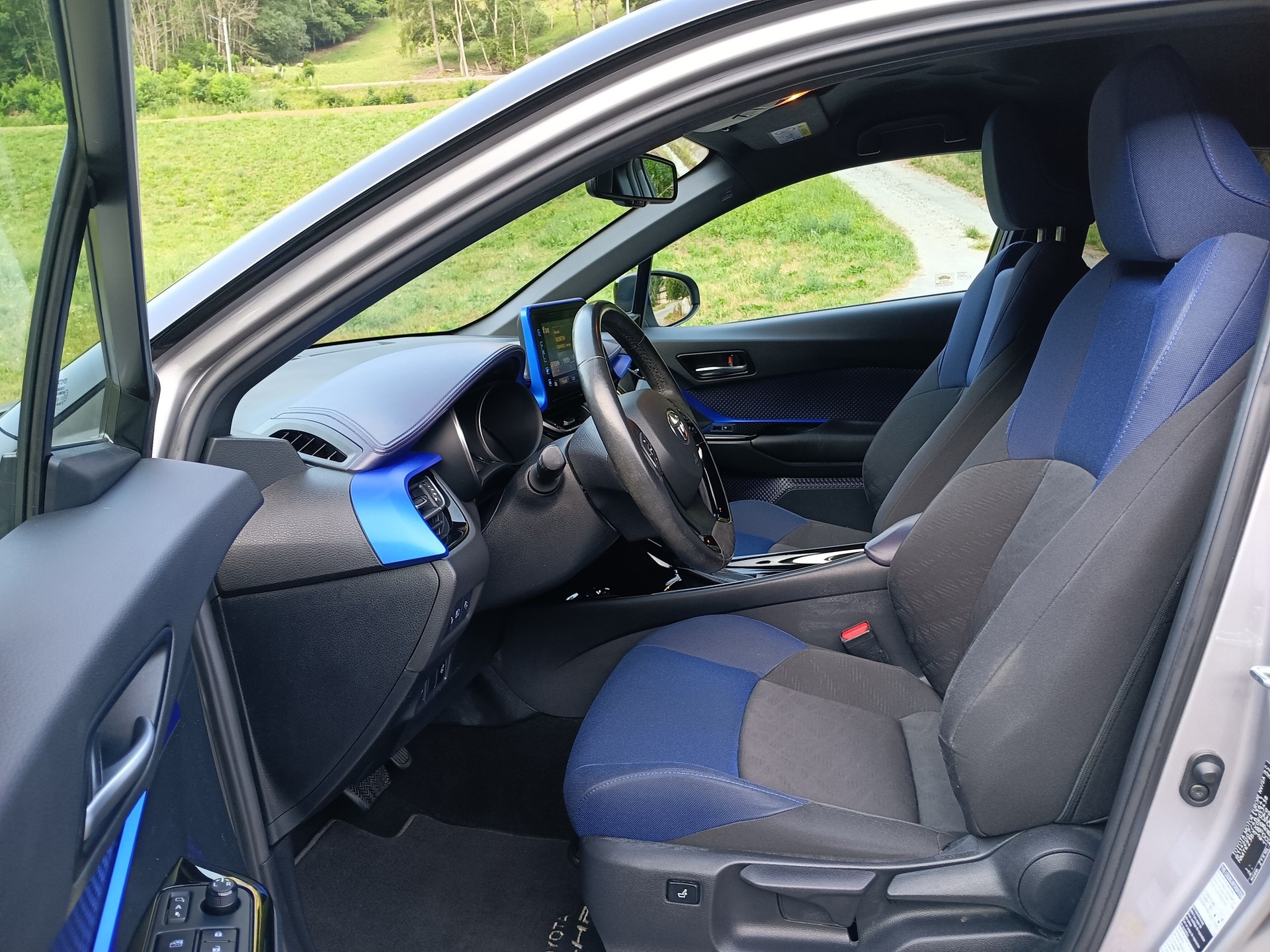 TOYOTA C-HR 1.8 HSD Premium CVT-image-23
