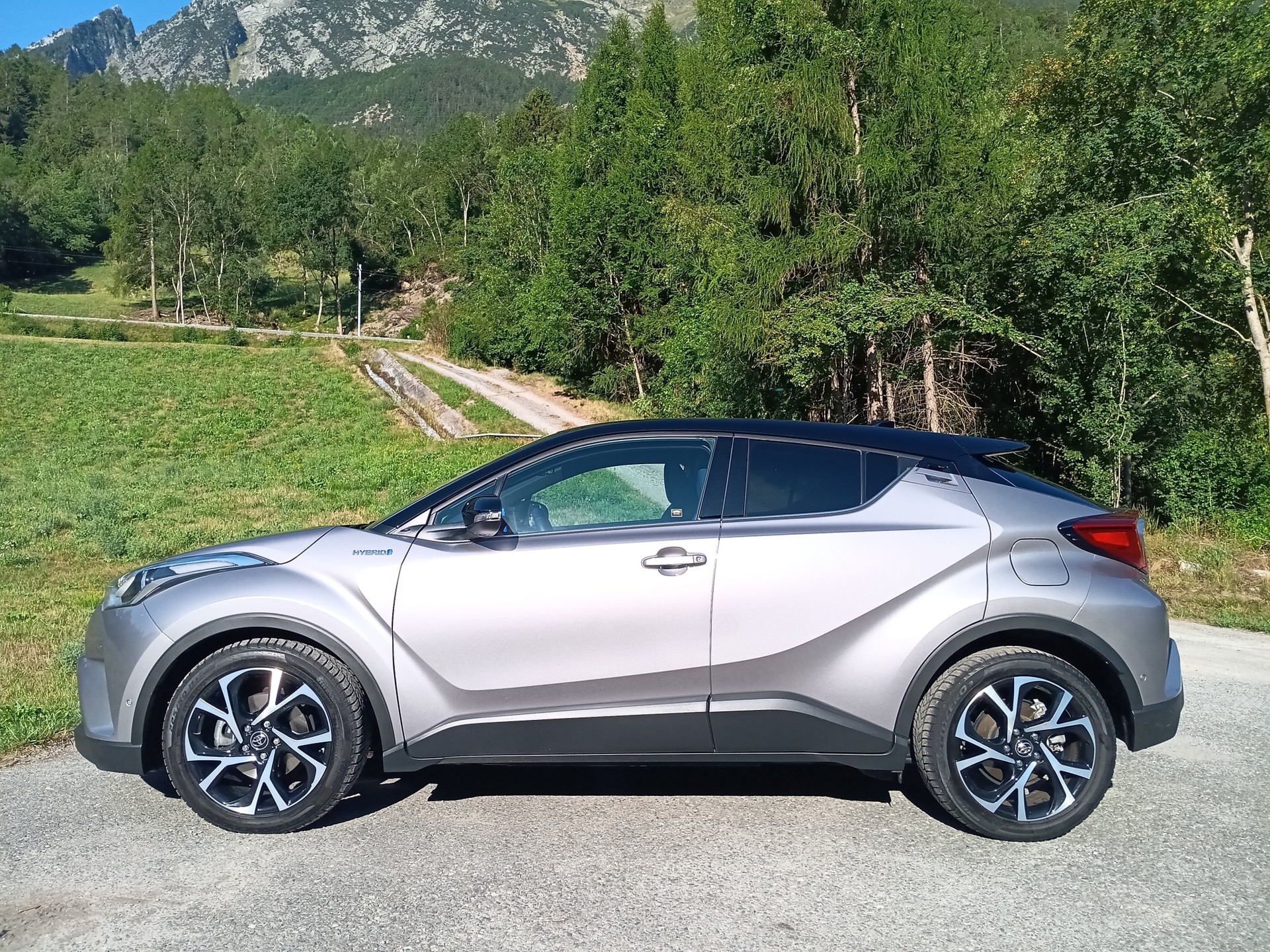 TOYOTA C-HR 1.8 HSD Premium CVT-image-3
