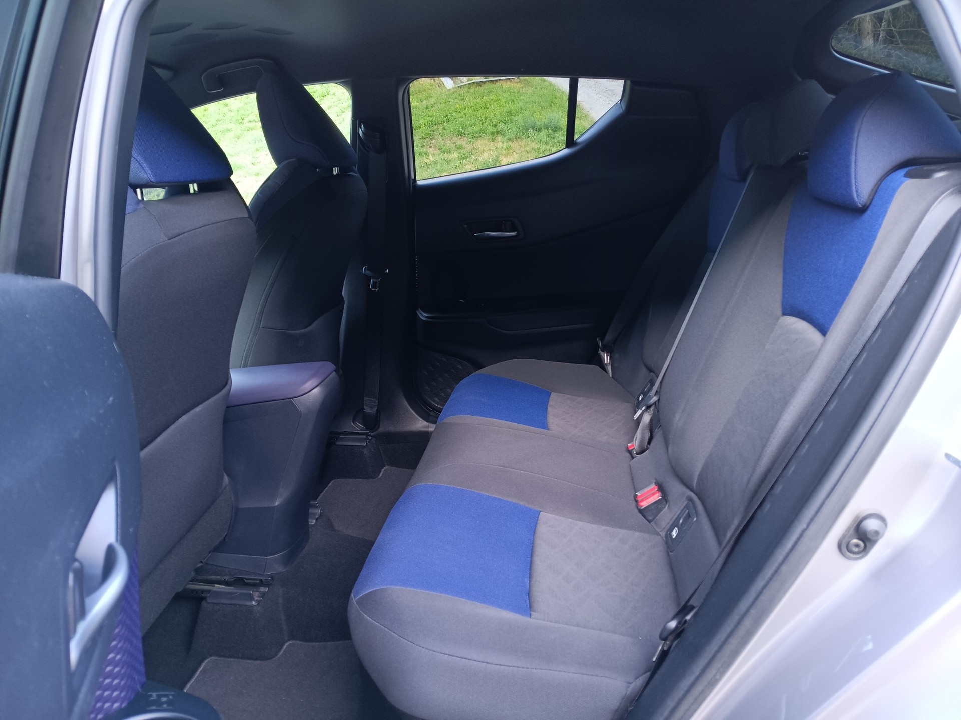 TOYOTA C-HR 1.8 HSD Premium CVT-image-16