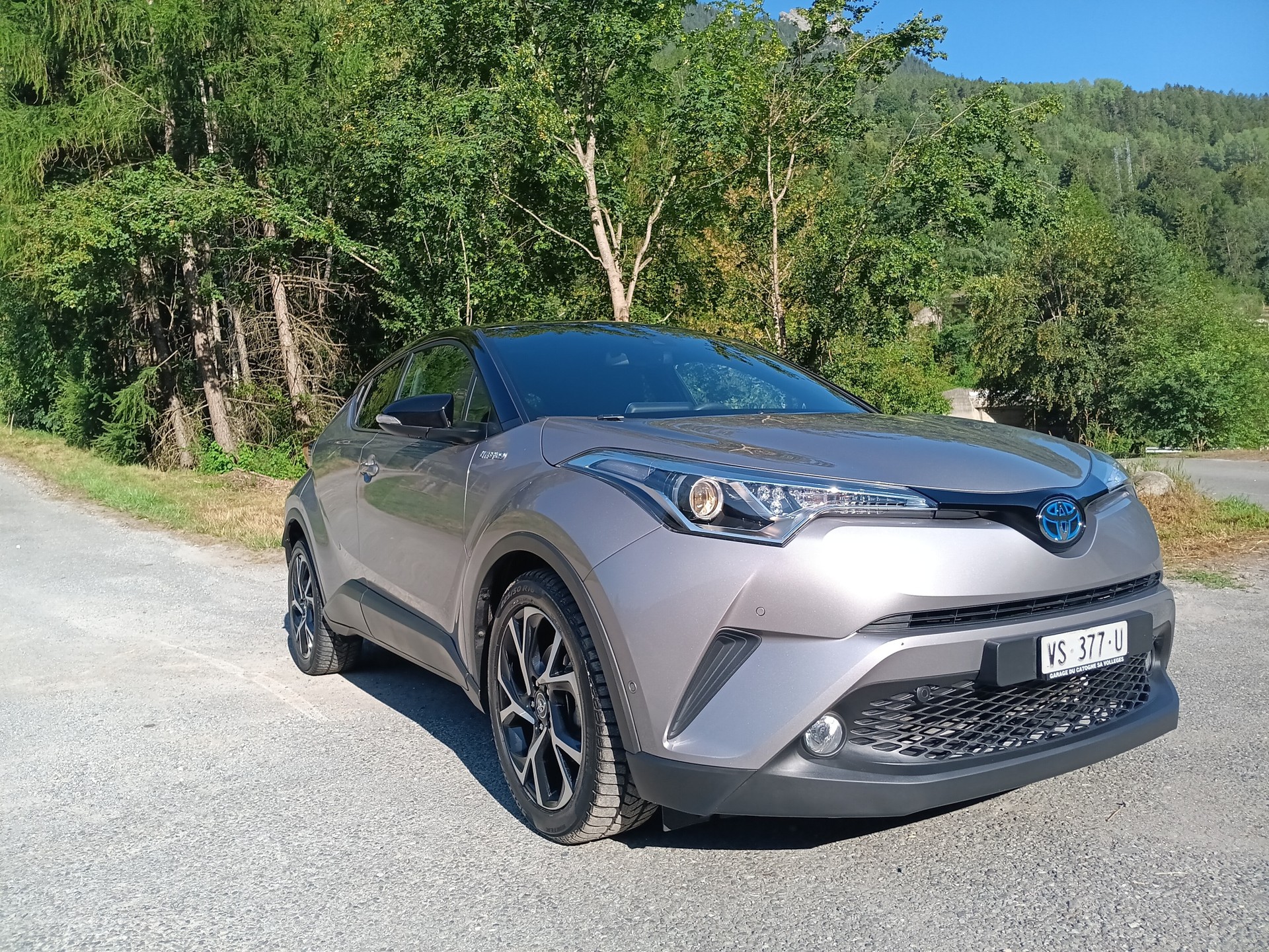 TOYOTA C-HR 1.8 HSD Premium CVT-image-2
