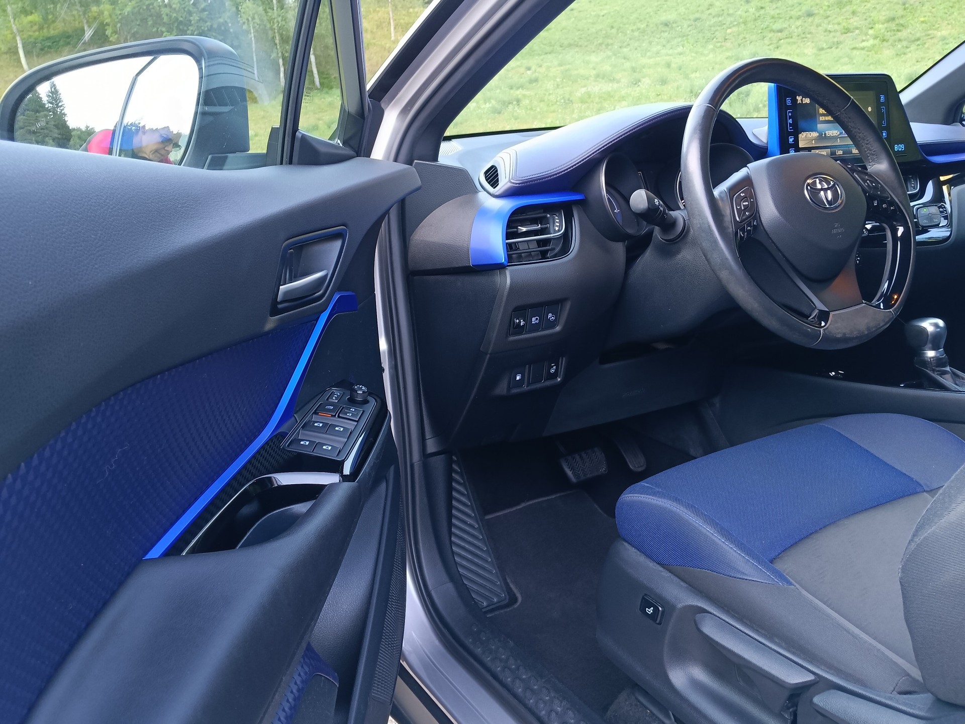 TOYOTA C-HR 1.8 HSD Premium CVT-image-25