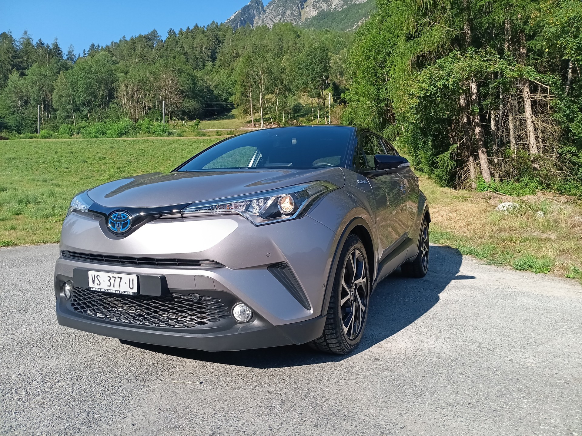 TOYOTA C-HR 1.8 HSD Premium CVT-image-1
