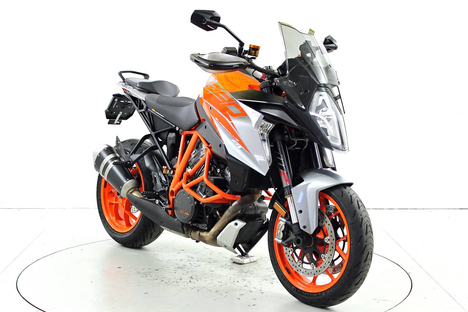 KTM 1290 Super Duke GT-showroom-element-1