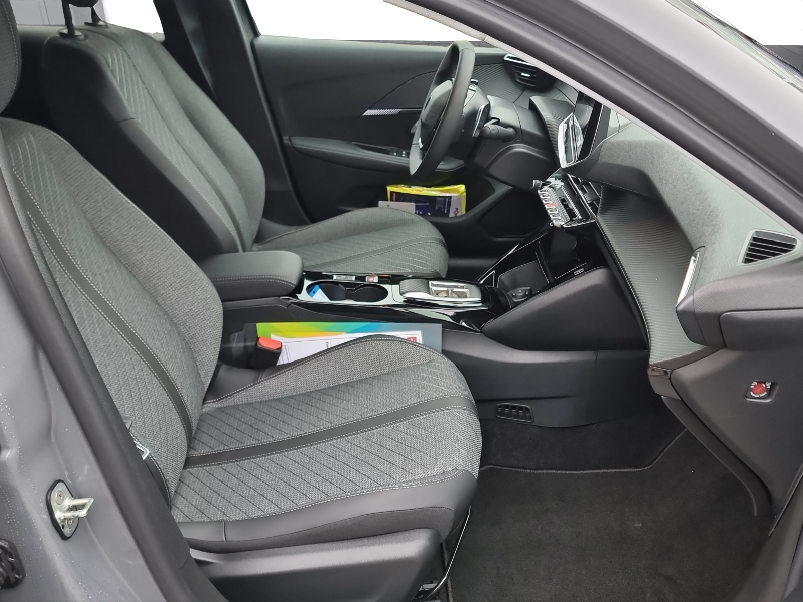 PEUGEOT 208 1.2 Hybrid Allure Premium-image-12