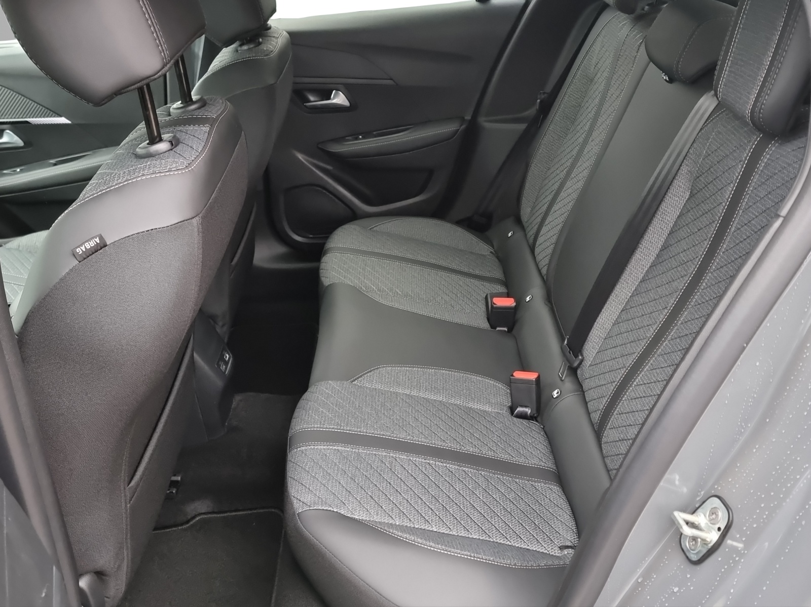 PEUGEOT 208 1.2 Hybrid Allure Premium-image-9