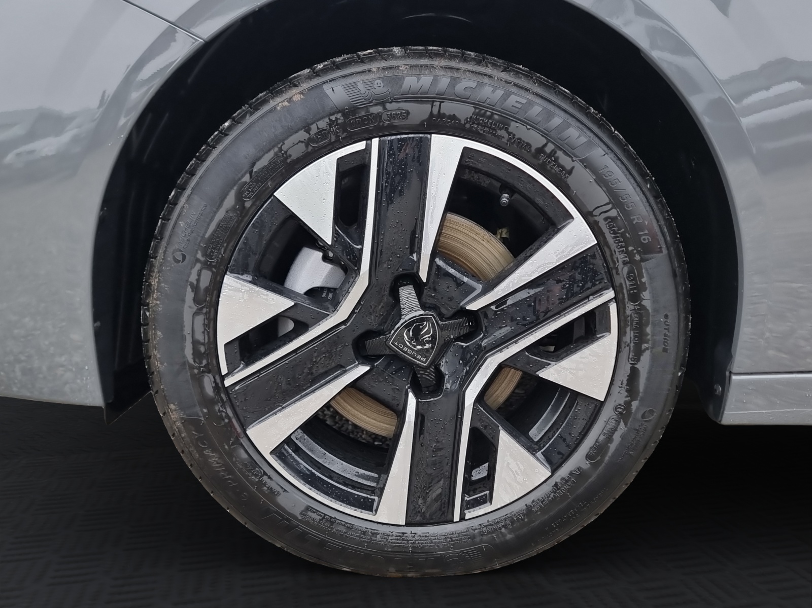 PEUGEOT 208 1.2 Hybrid Allure Premium-image-6