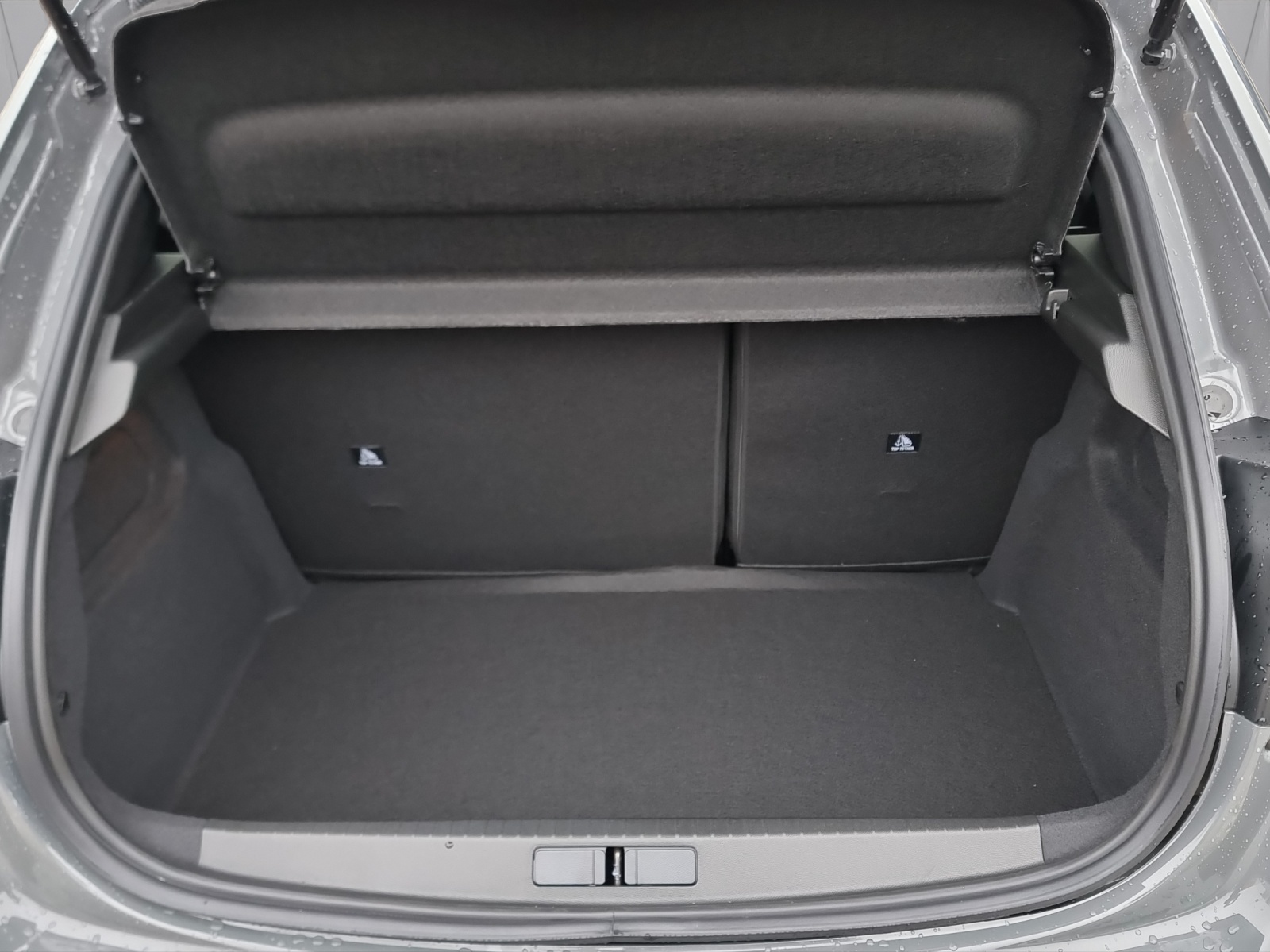 PEUGEOT 208 1.2 Hybrid Allure Premium-image-11