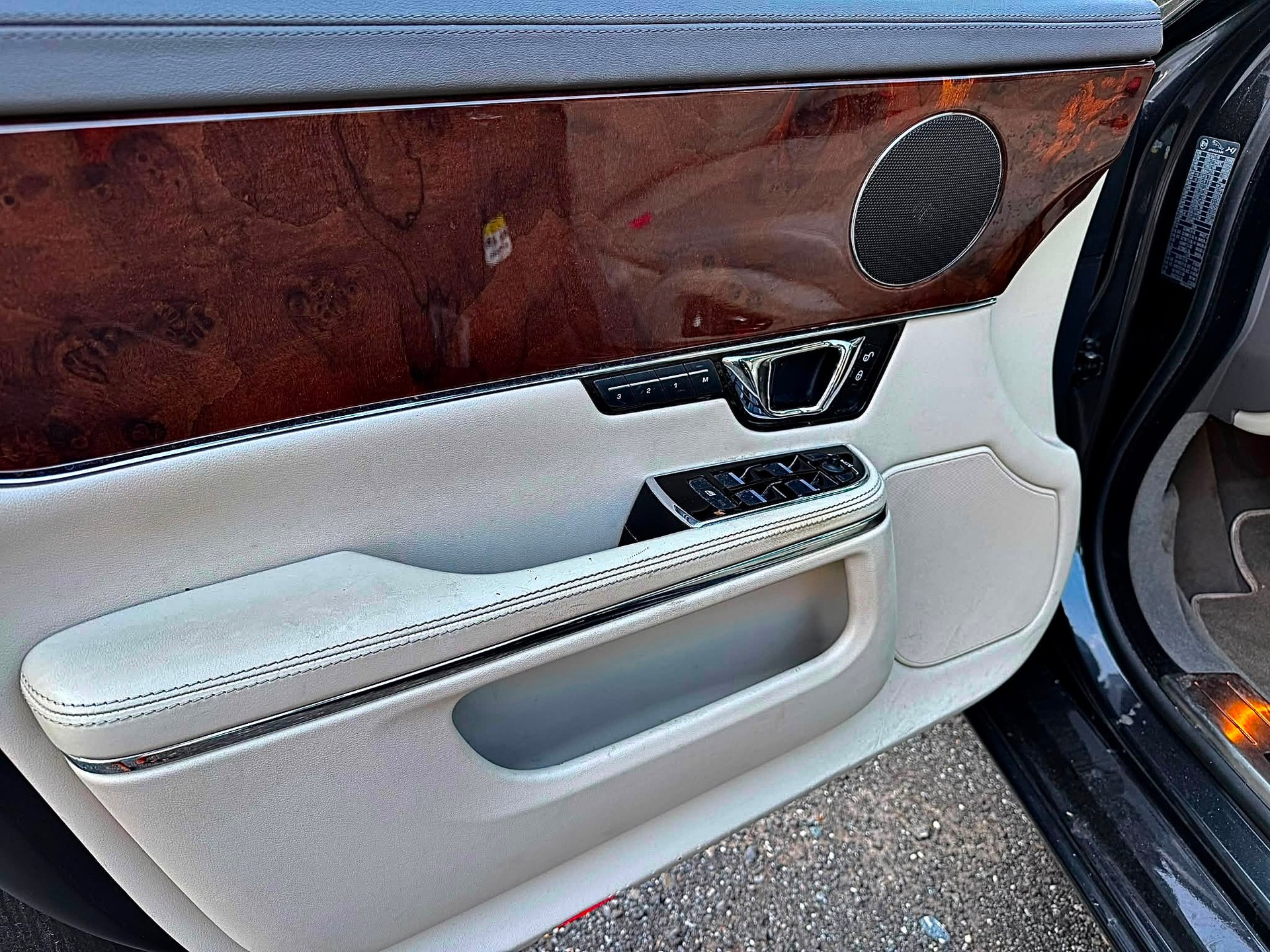 JAGUAR XJ 3.0 V6 S/C Premium Luxury Automatic AWD-image-13