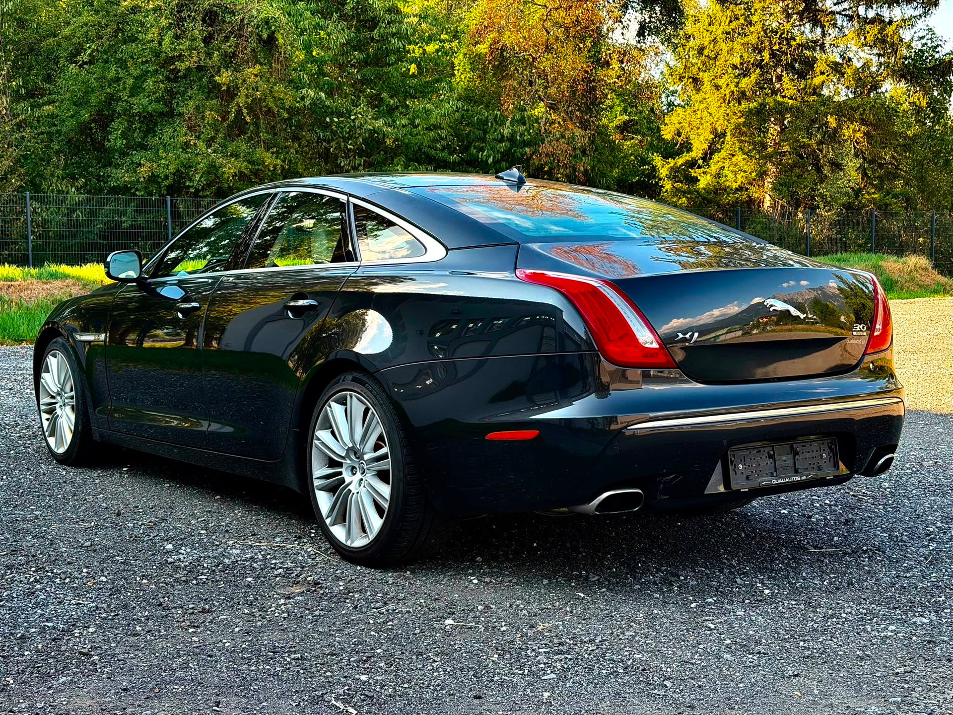 JAGUAR XJ 3.0 V6 S/C Premium Luxury Automatic AWD-image-3
