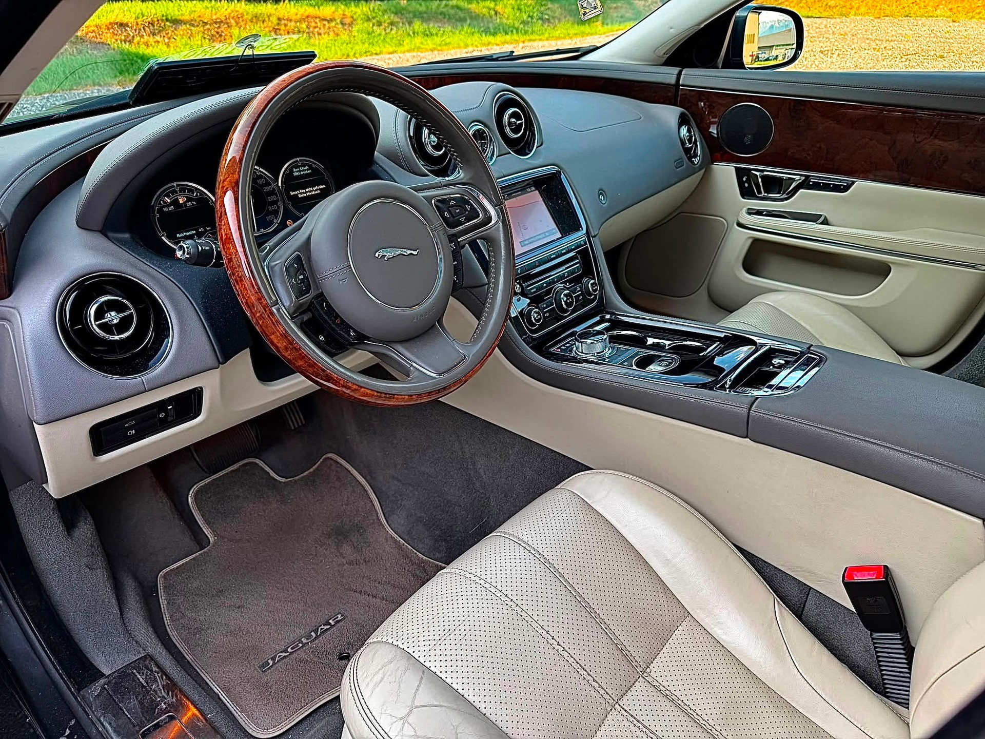 JAGUAR XJ 3.0 V6 S/C Premium Luxury Automatic AWD-image-14