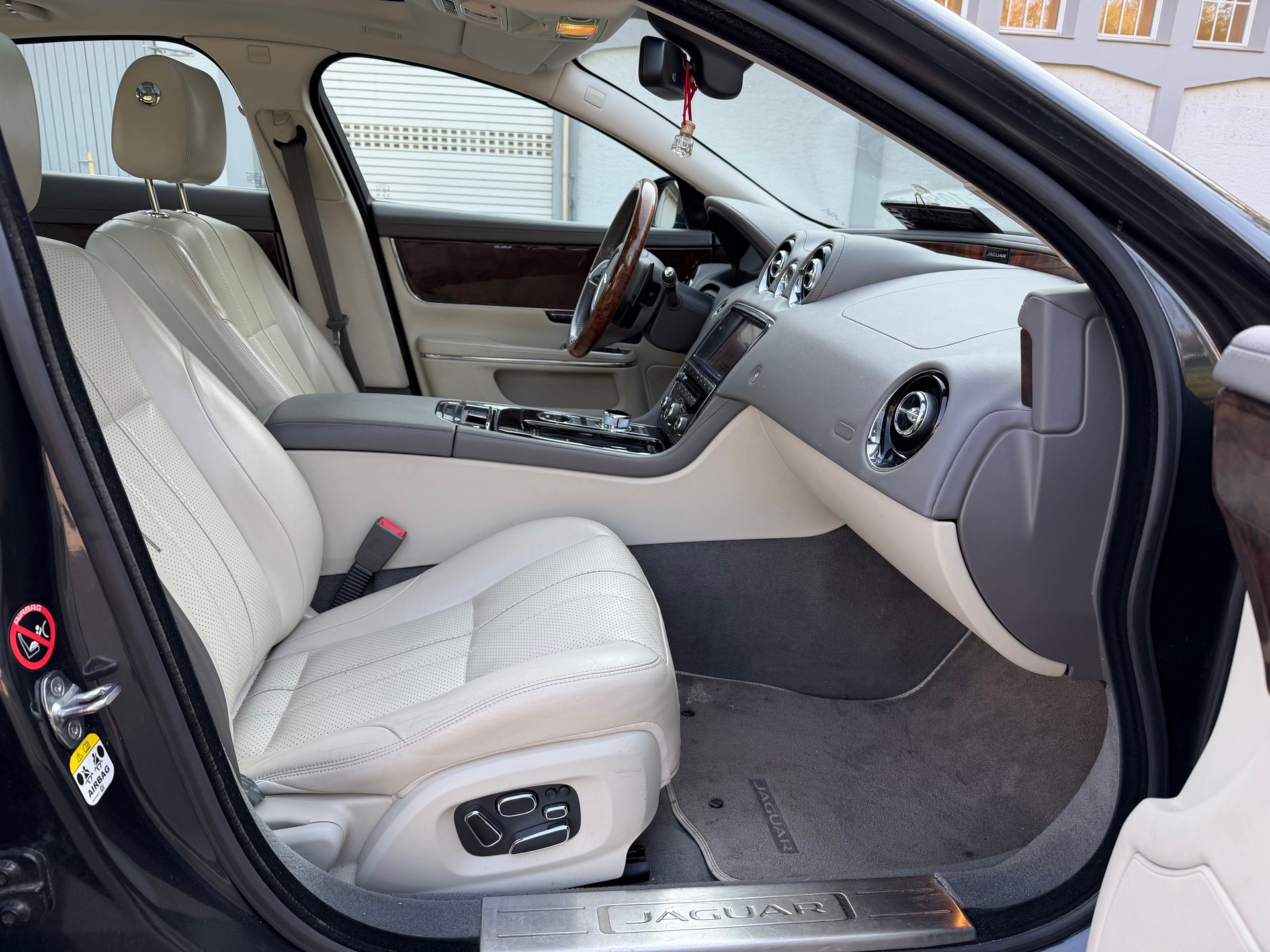 JAGUAR XJ 3.0 V6 S/C Premium Luxury Automatic AWD-image-12