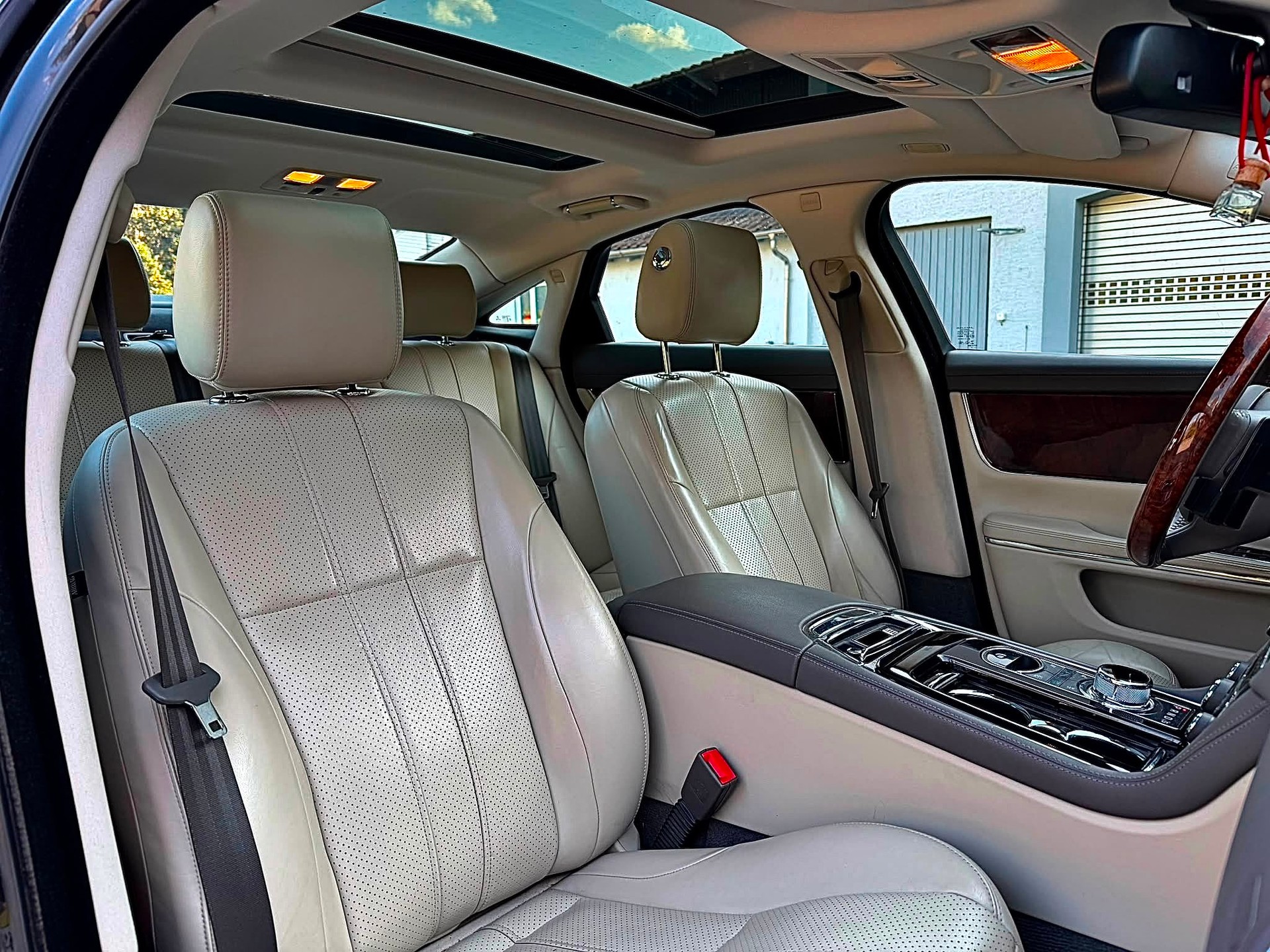 JAGUAR XJ 3.0 V6 S/C Premium Luxury Automatic AWD-image-9