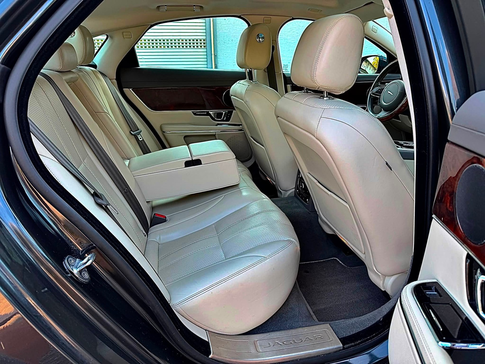 JAGUAR XJ 3.0 V6 S/C Premium Luxury Automatic AWD-image-8