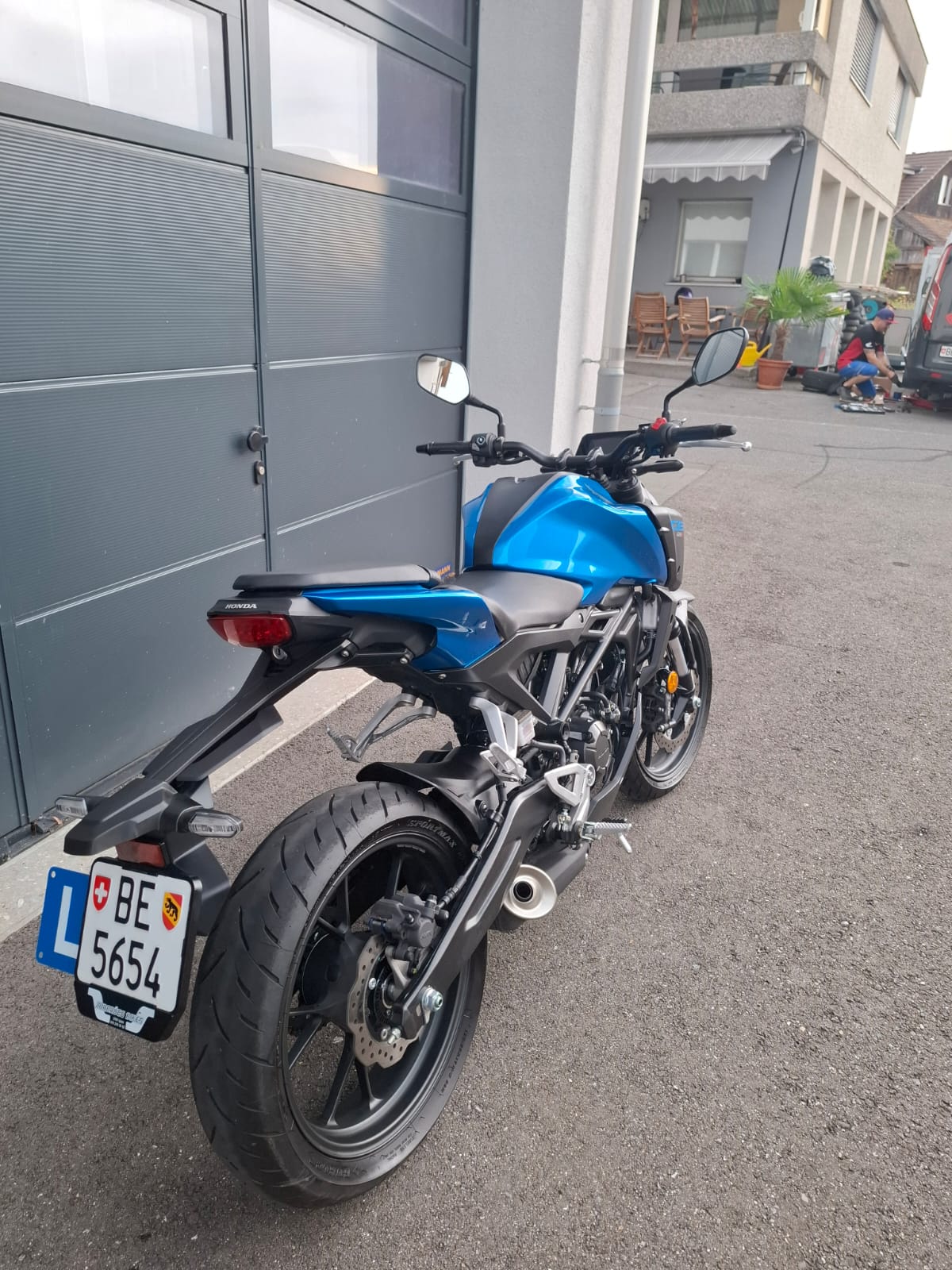HONDA CB 125 R-showroom-element-2