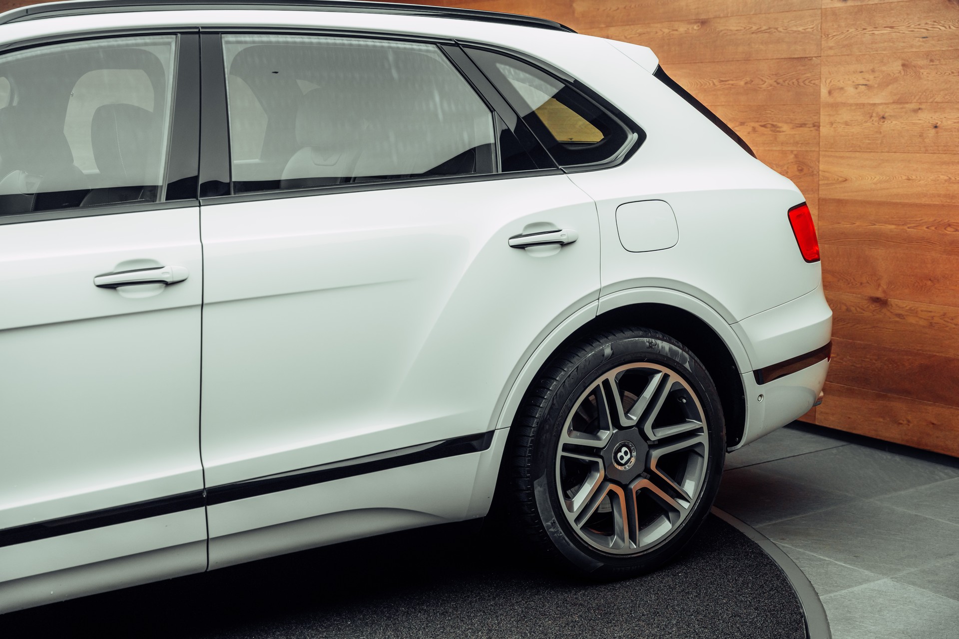 BENTLEY Bentayga V6 Hybrid-image-16