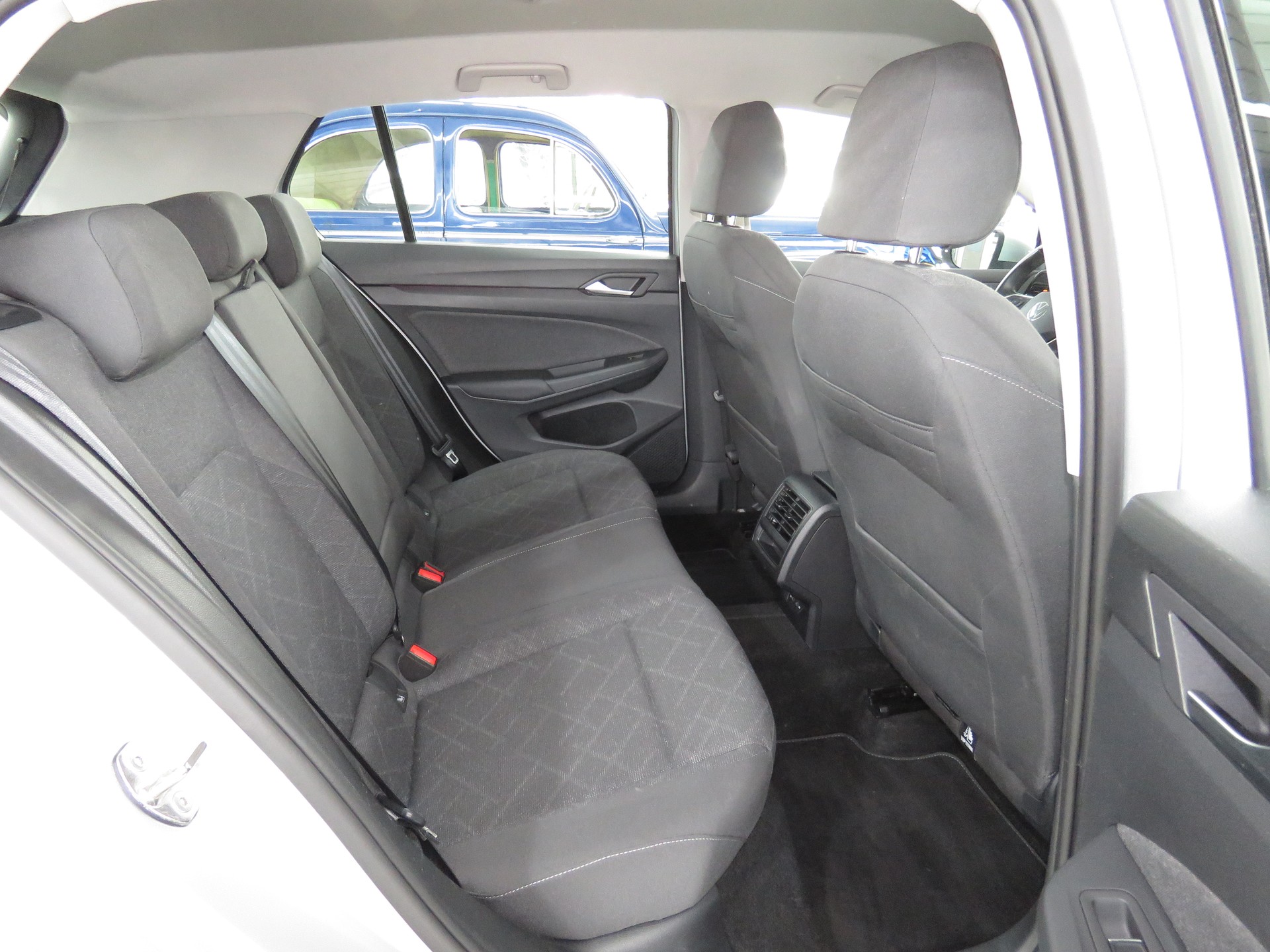 VW Golf 2.0 TDI Life DSG 4Motion-image-12