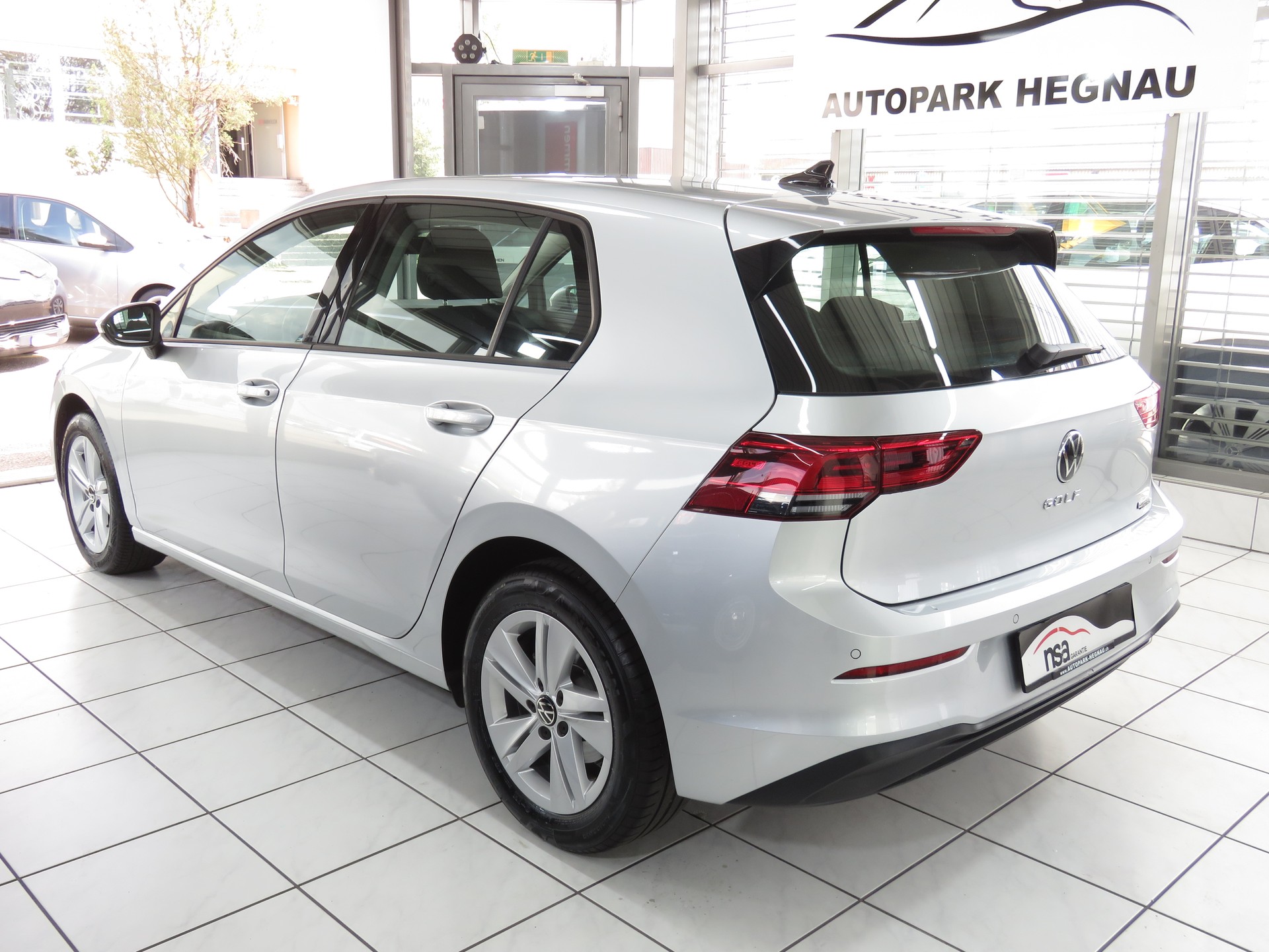 VW Golf 2.0 TDI Life DSG 4Motion-image-5