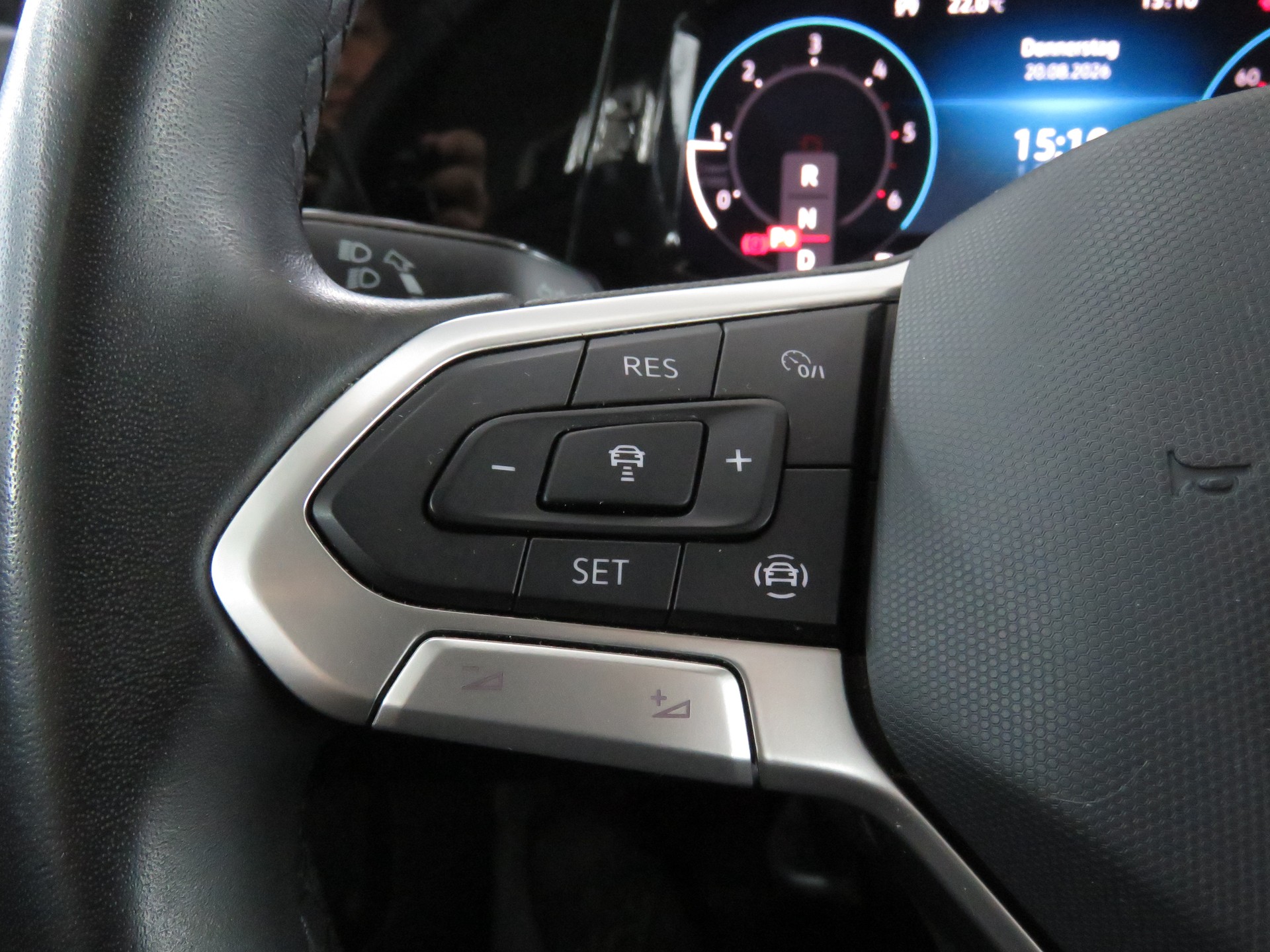 VW Golf 2.0 TDI Life DSG 4Motion-image-17