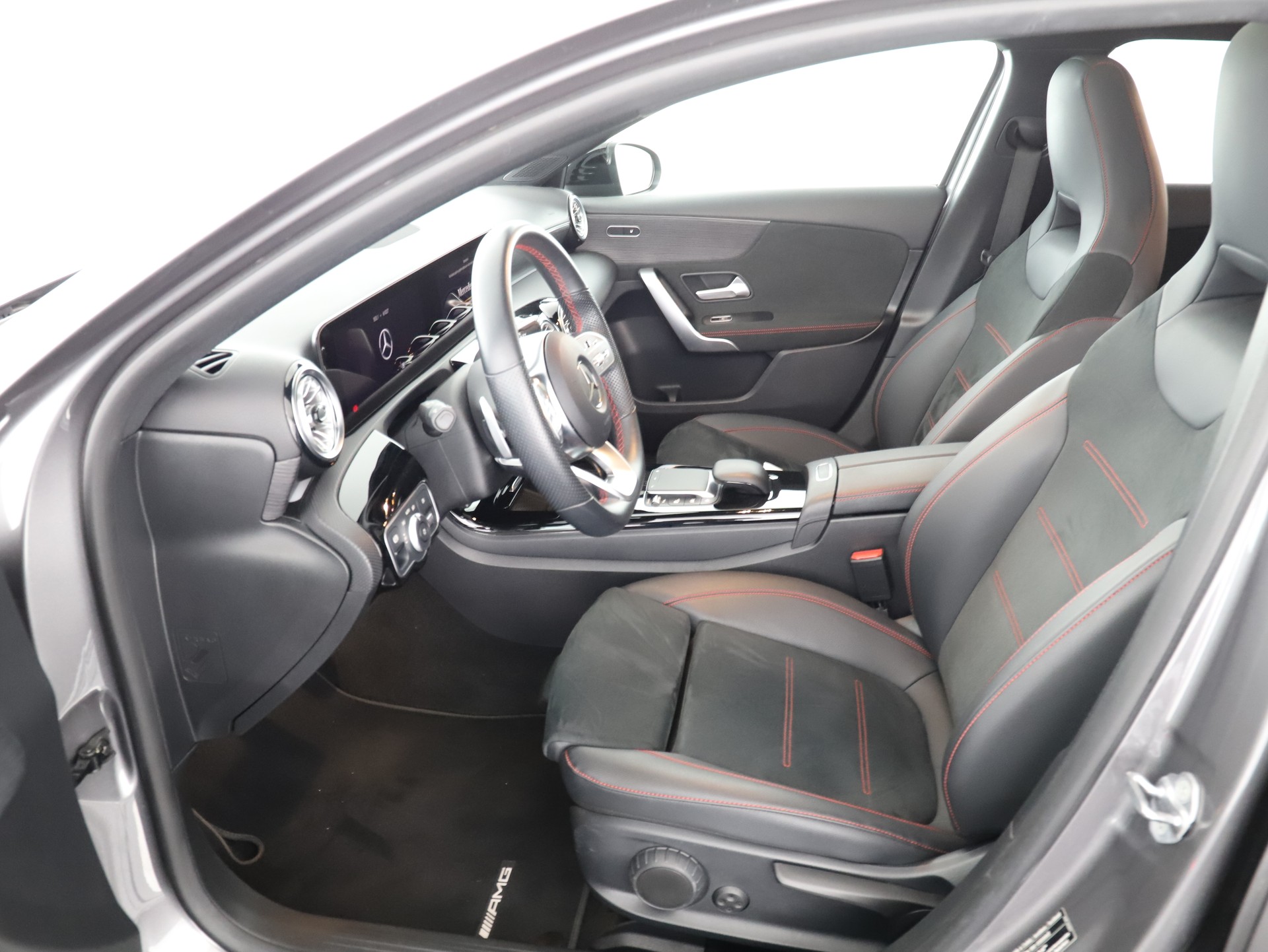 MERCEDES-BENZ A 200 AMG Line-image-8