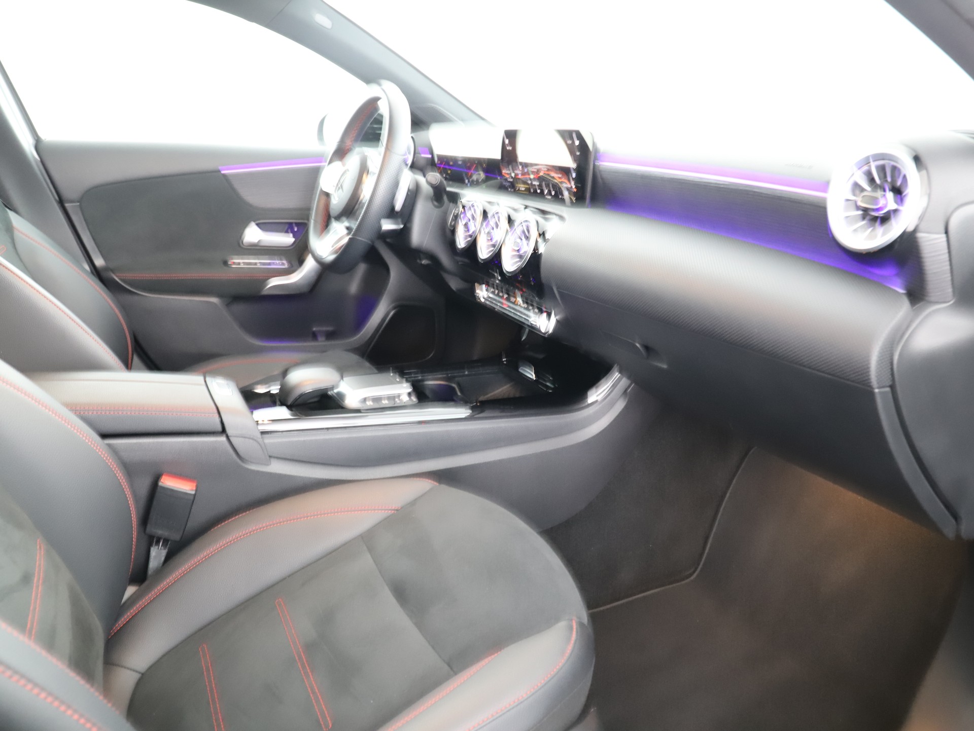 MERCEDES-BENZ A 200 AMG Line-image-9