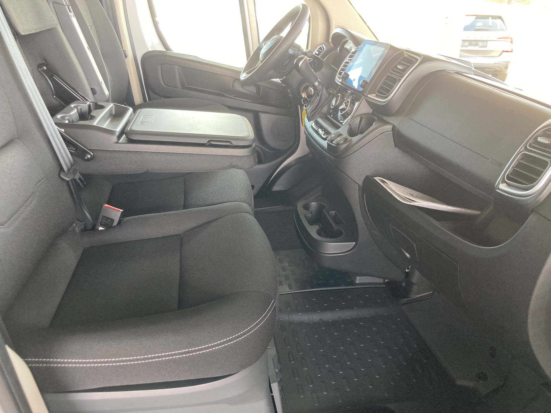 CITROEN Jumper 35+ 2.2 BlueHDi 180 L3H2 Automat Kasten-image-14