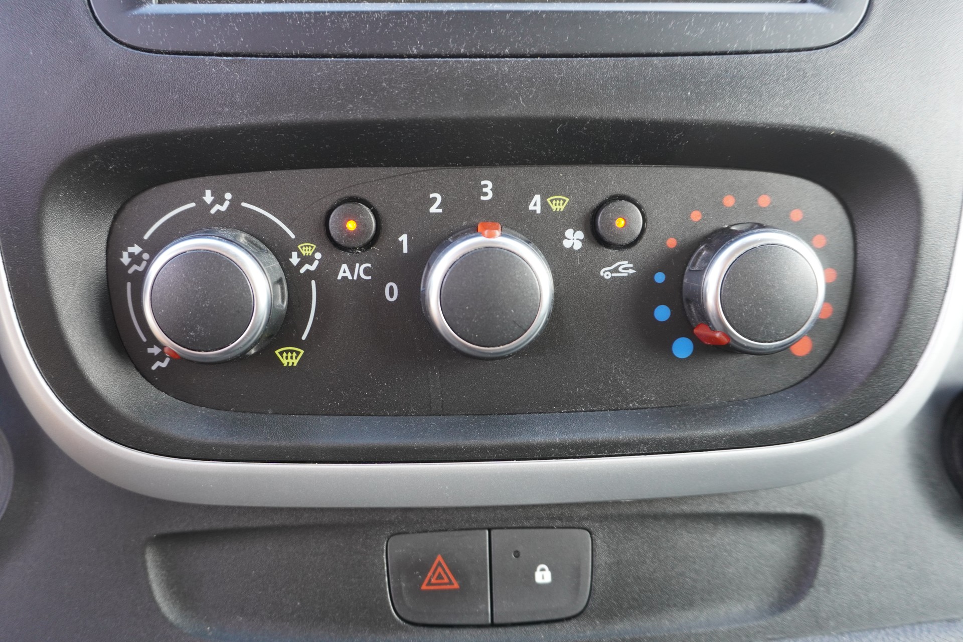 RENAULT Trafic 2.0 ENERGY dCi145 3.0t Business L2H2-image-22