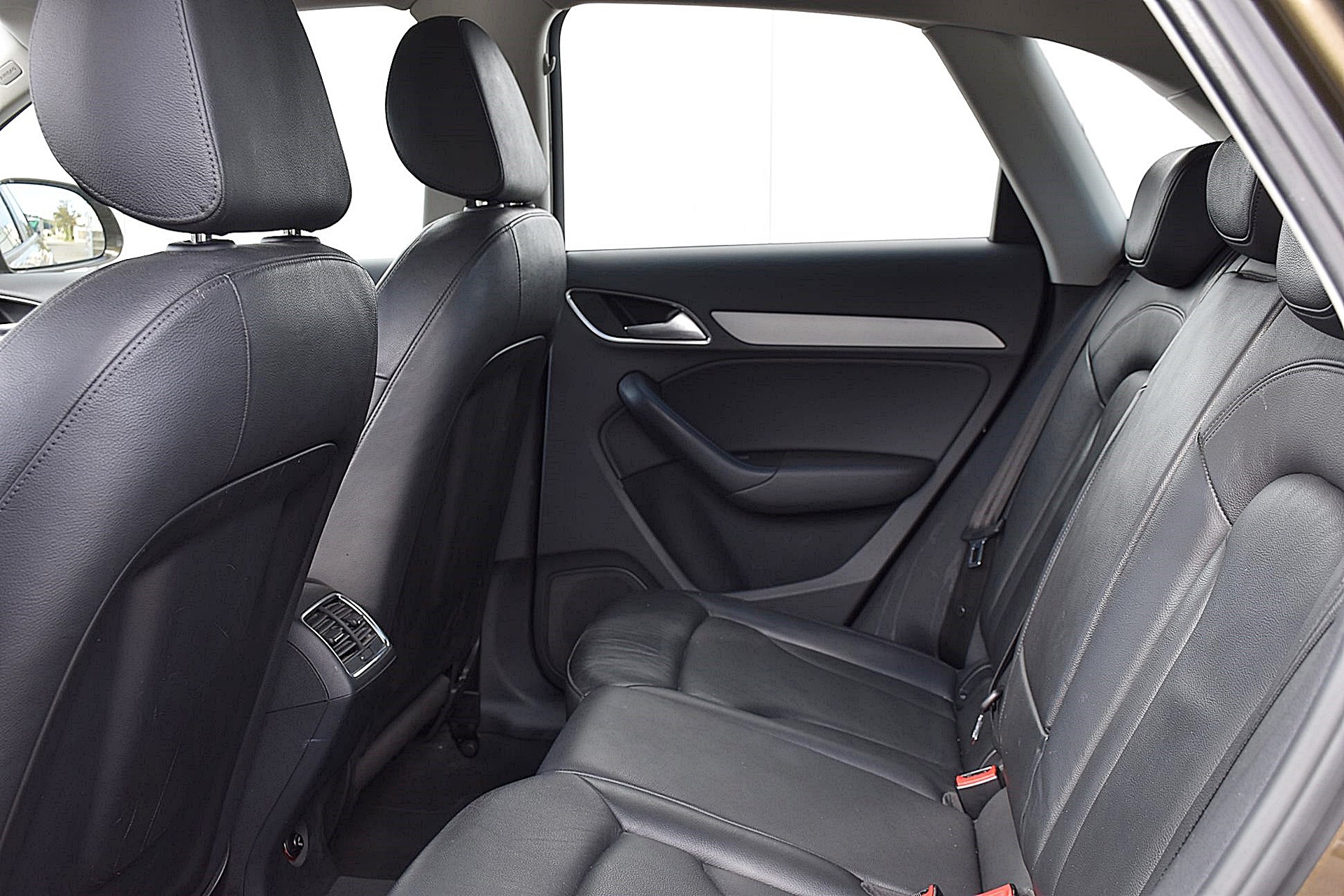 AUDI Q3 2.0 TFSI quattro-image-13