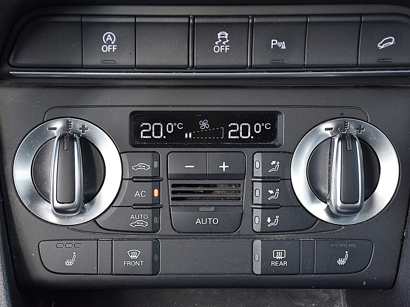 AUDI Q3 2.0 TFSI quattro-image-11