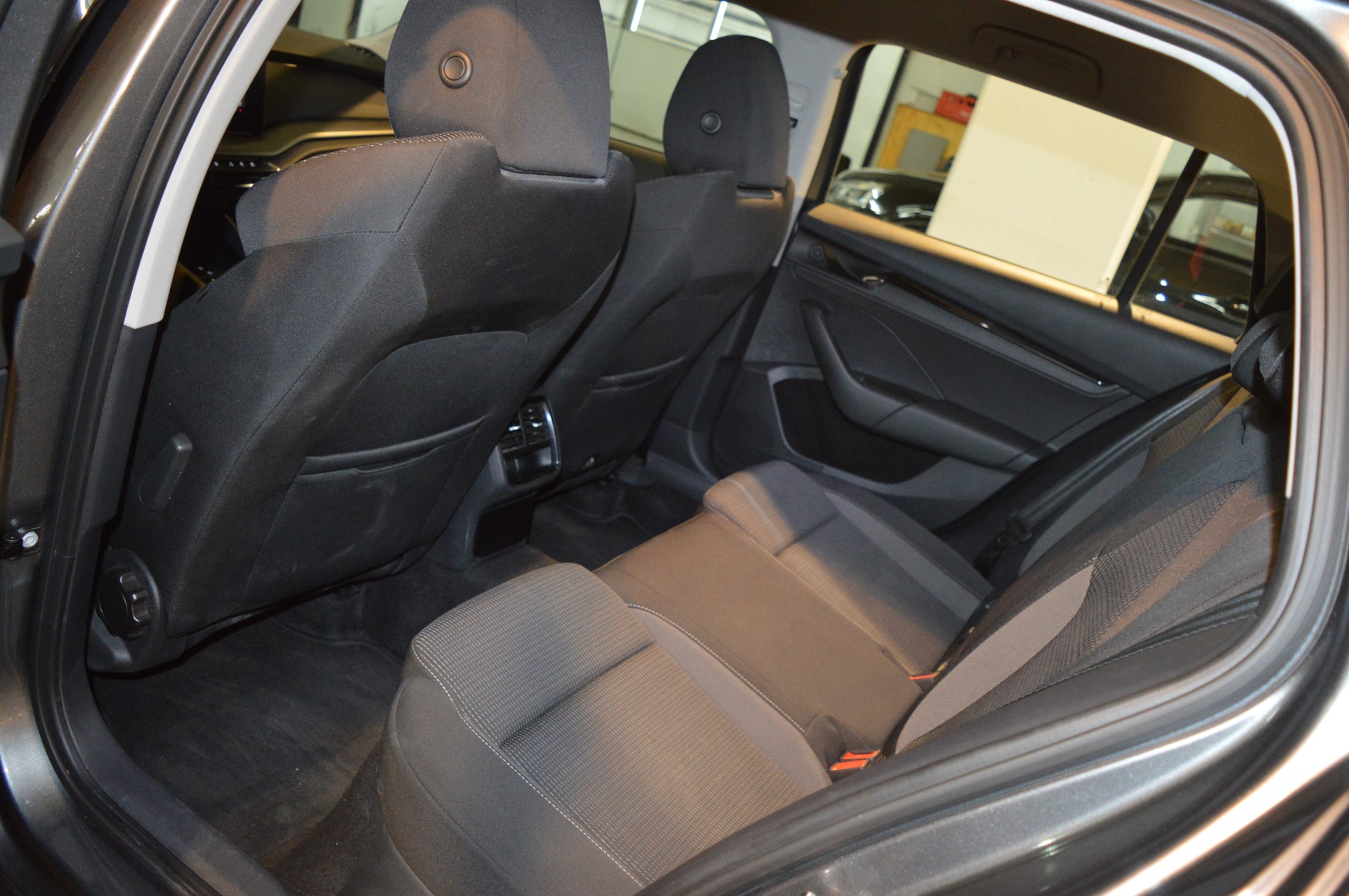 SKODA Octavia Combi 2.0 TSI Ambition DSG 4x4-image-14