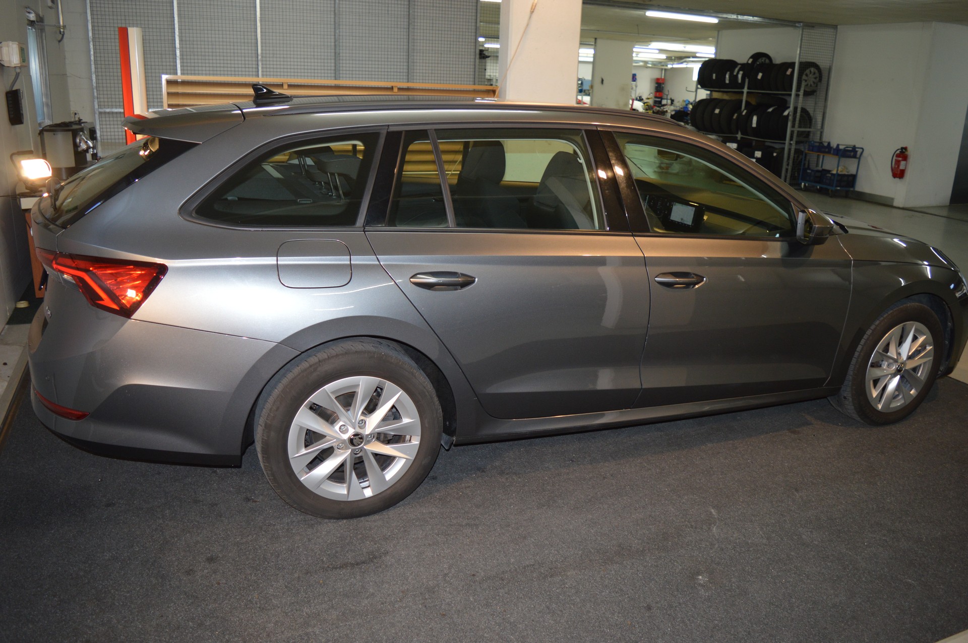 SKODA Octavia Combi 2.0 TSI Ambition DSG 4x4-image-4