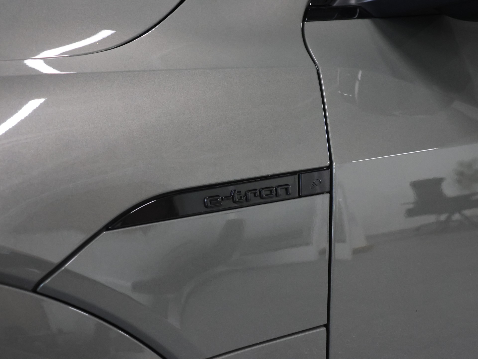 AUDI Q8 50 e-tron Black Edition quattro-image-7
