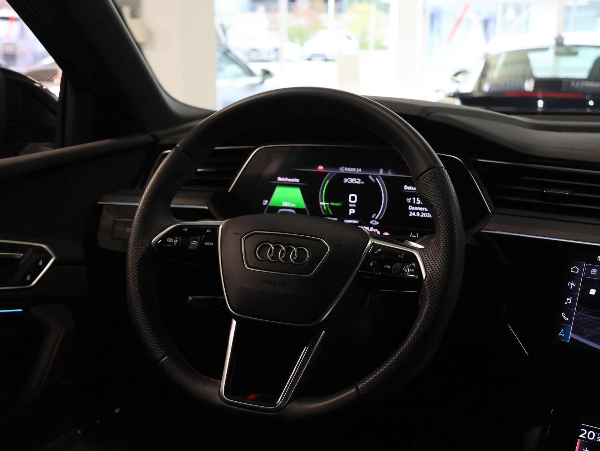 AUDI Q8 50 e-tron Black Edition quattro-image-22