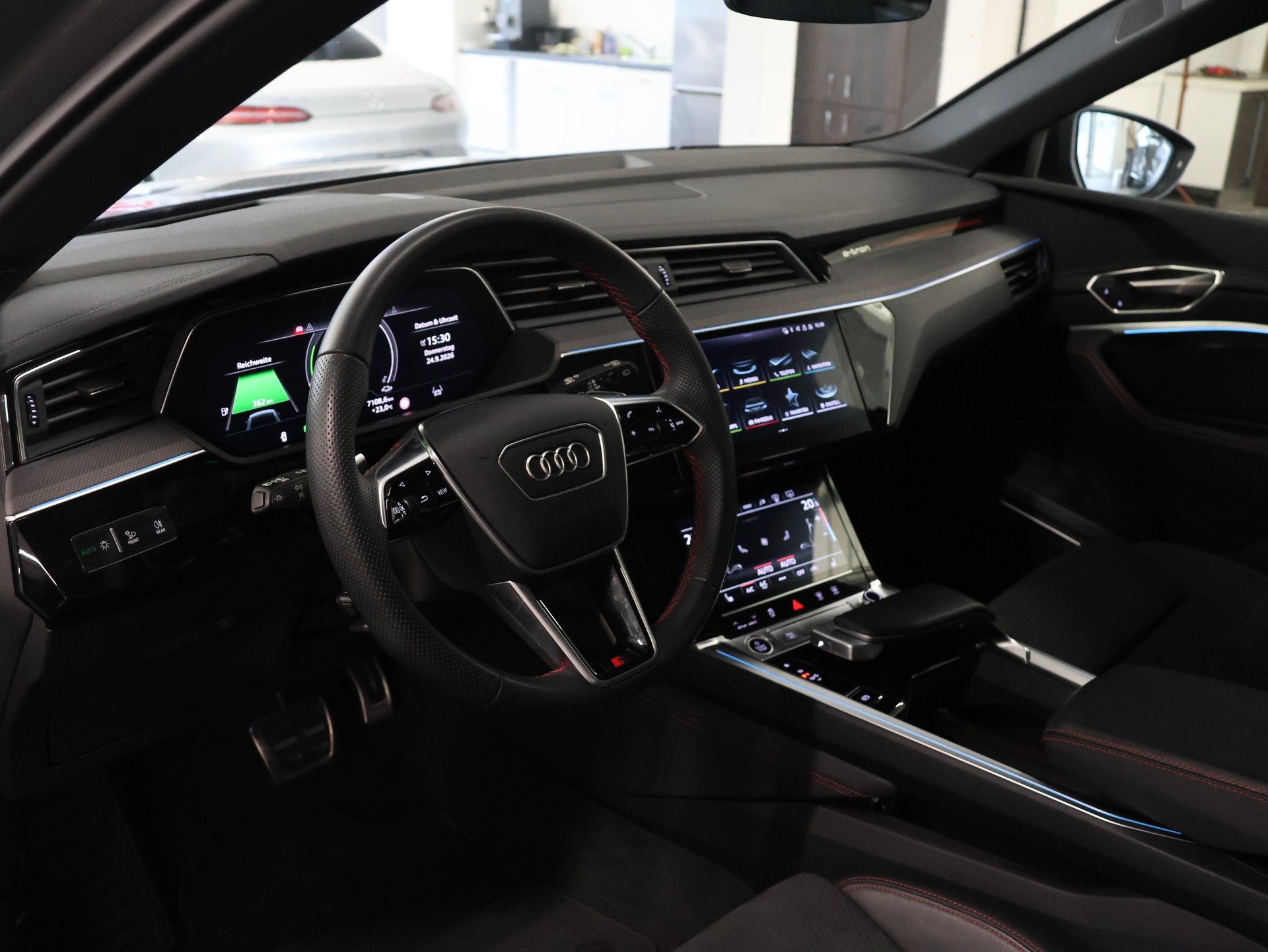 AUDI Q8 50 e-tron Black Edition quattro-image-10