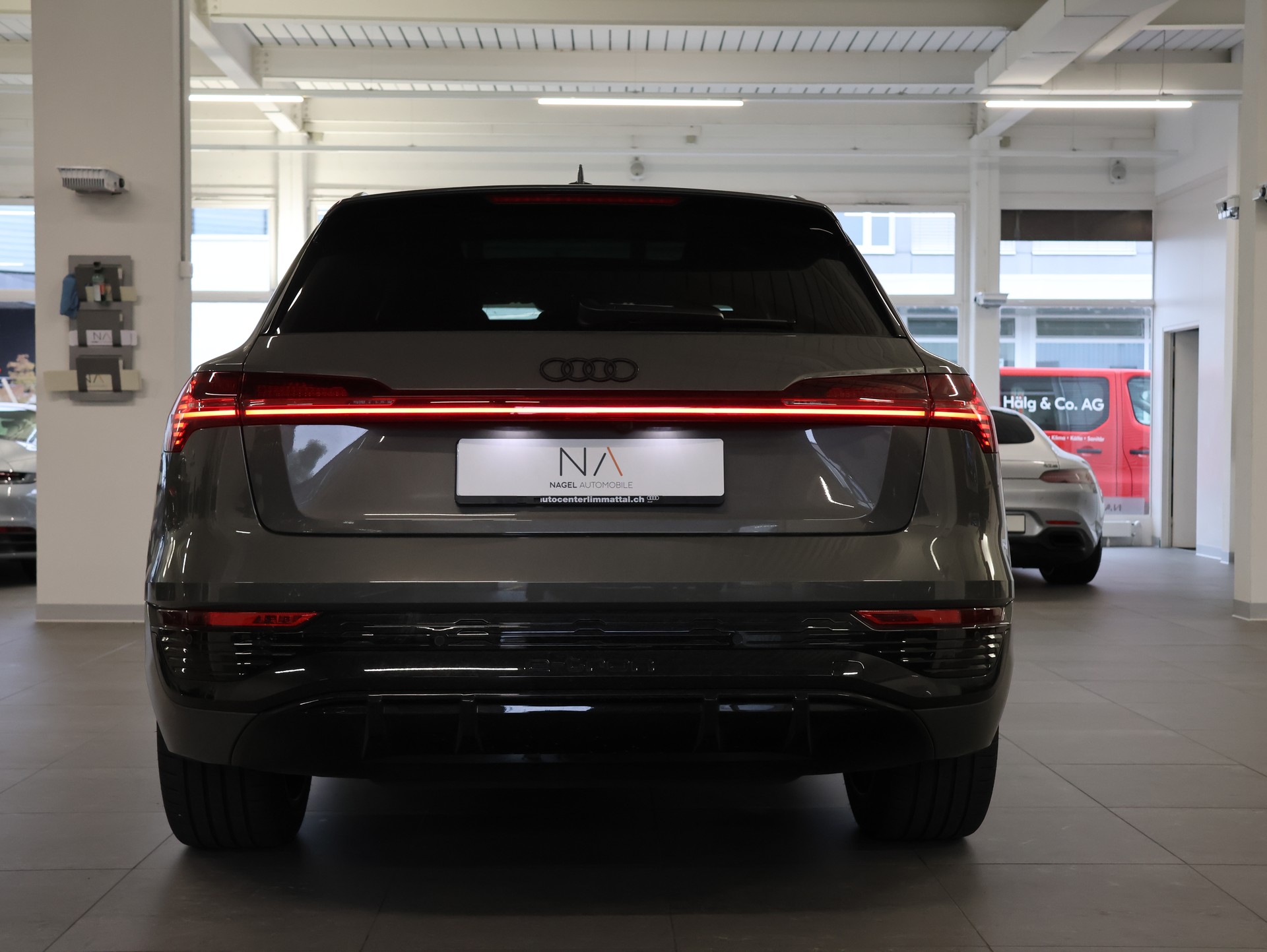 AUDI Q8 50 e-tron Black Edition quattro-image-4