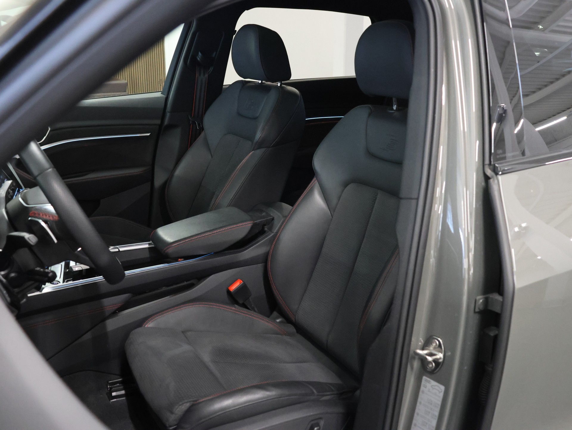 AUDI Q8 50 e-tron Black Edition quattro-image-11