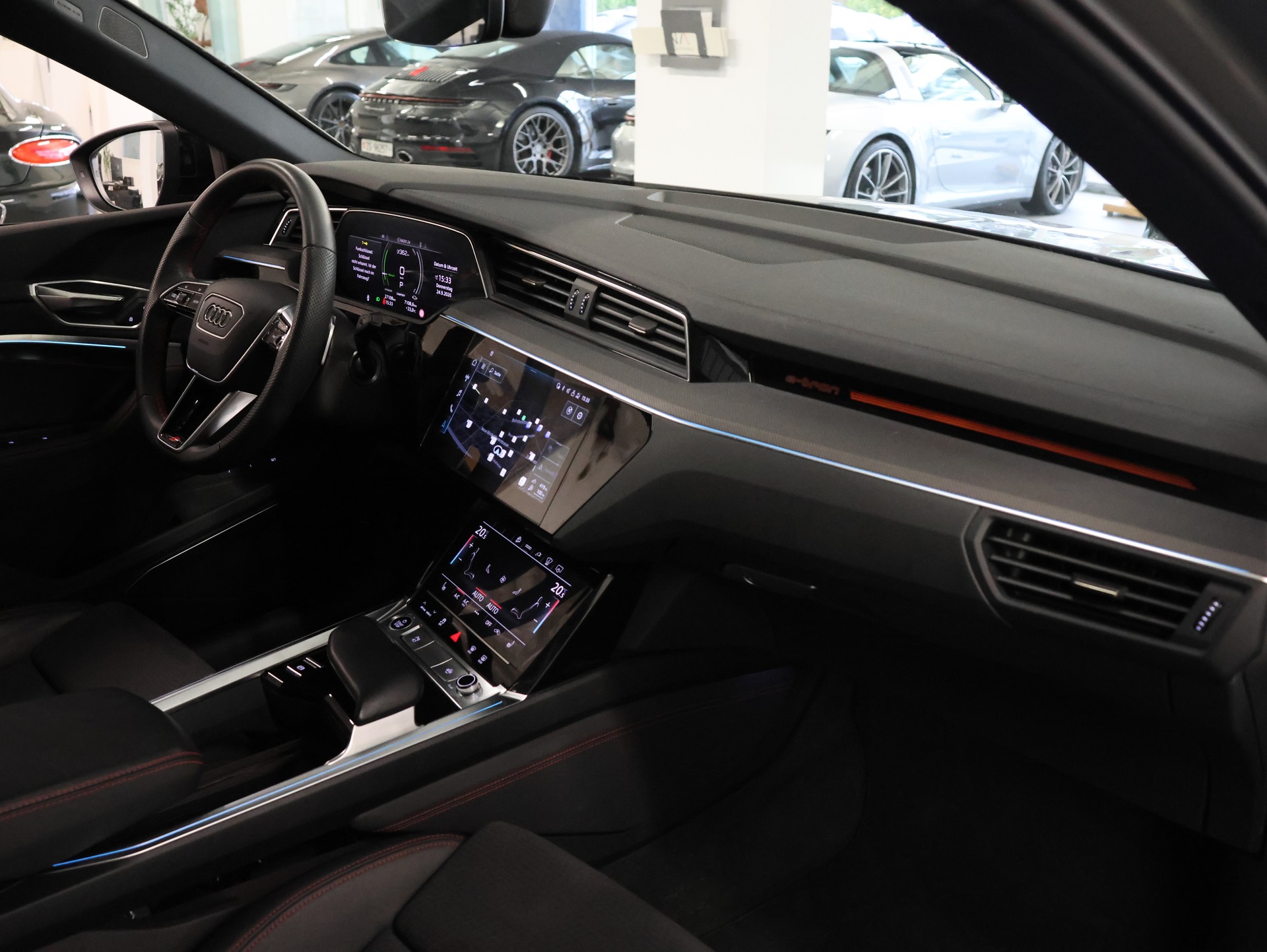 AUDI Q8 50 e-tron Black Edition quattro-image-17