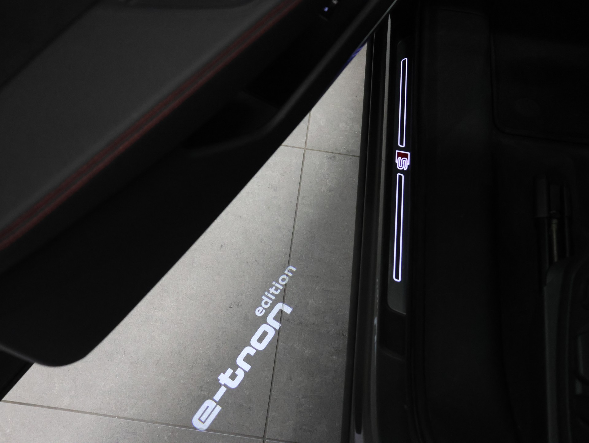 AUDI Q8 50 e-tron Black Edition quattro-image-9