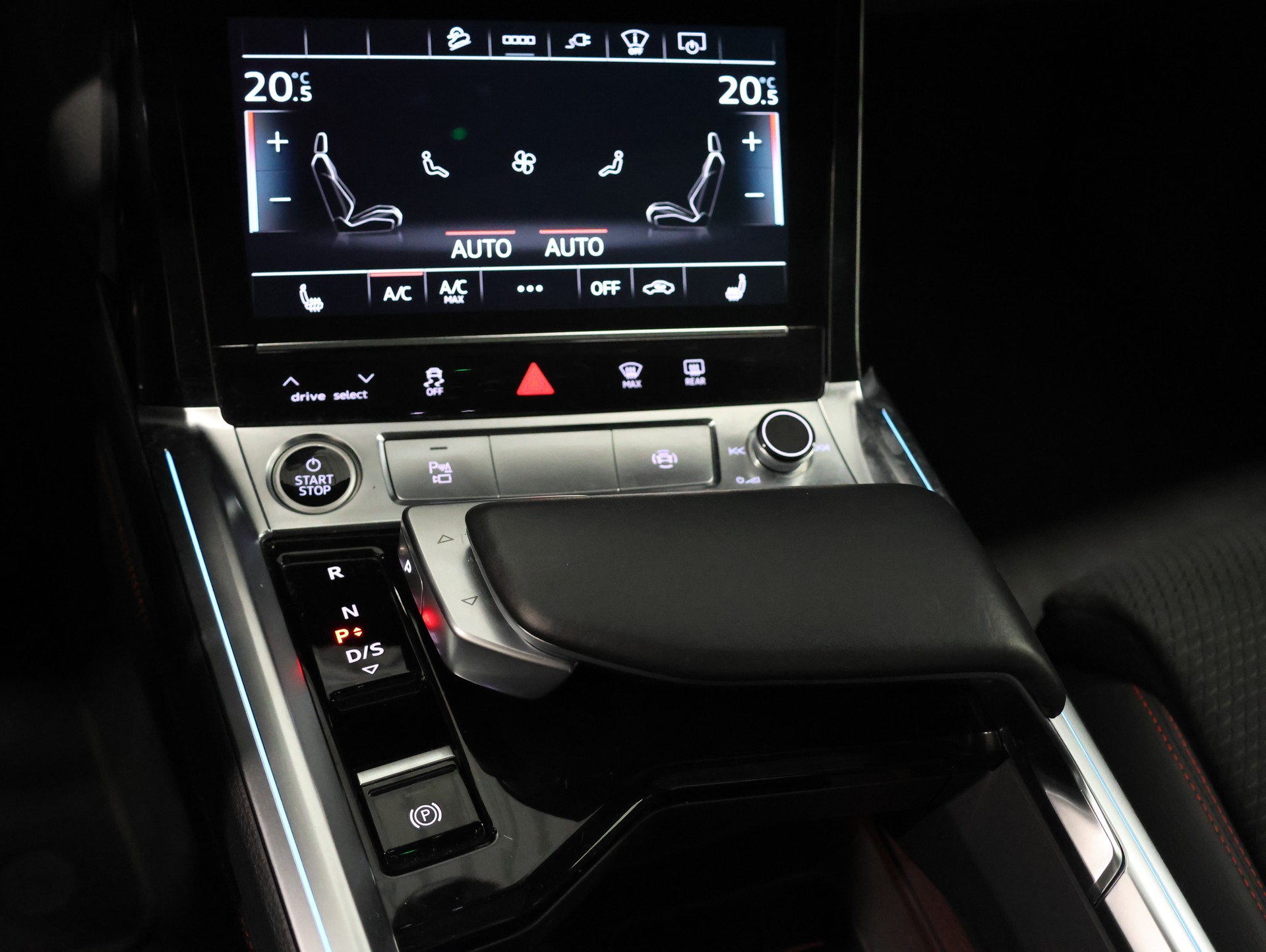 AUDI Q8 50 e-tron Black Edition quattro-image-16