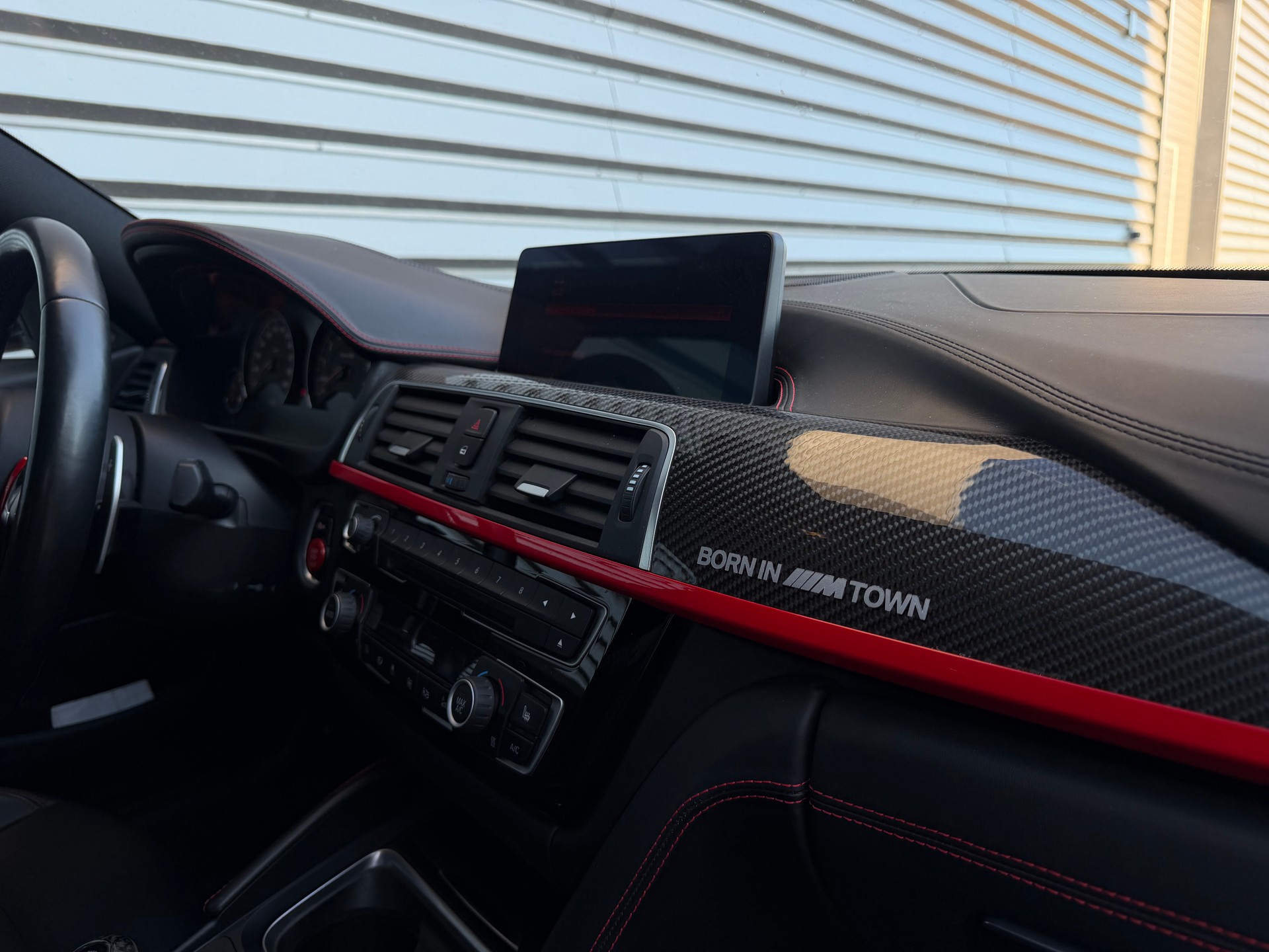 BMW M4 Coupé Competition DKG - Born in M Town Edition-image-11