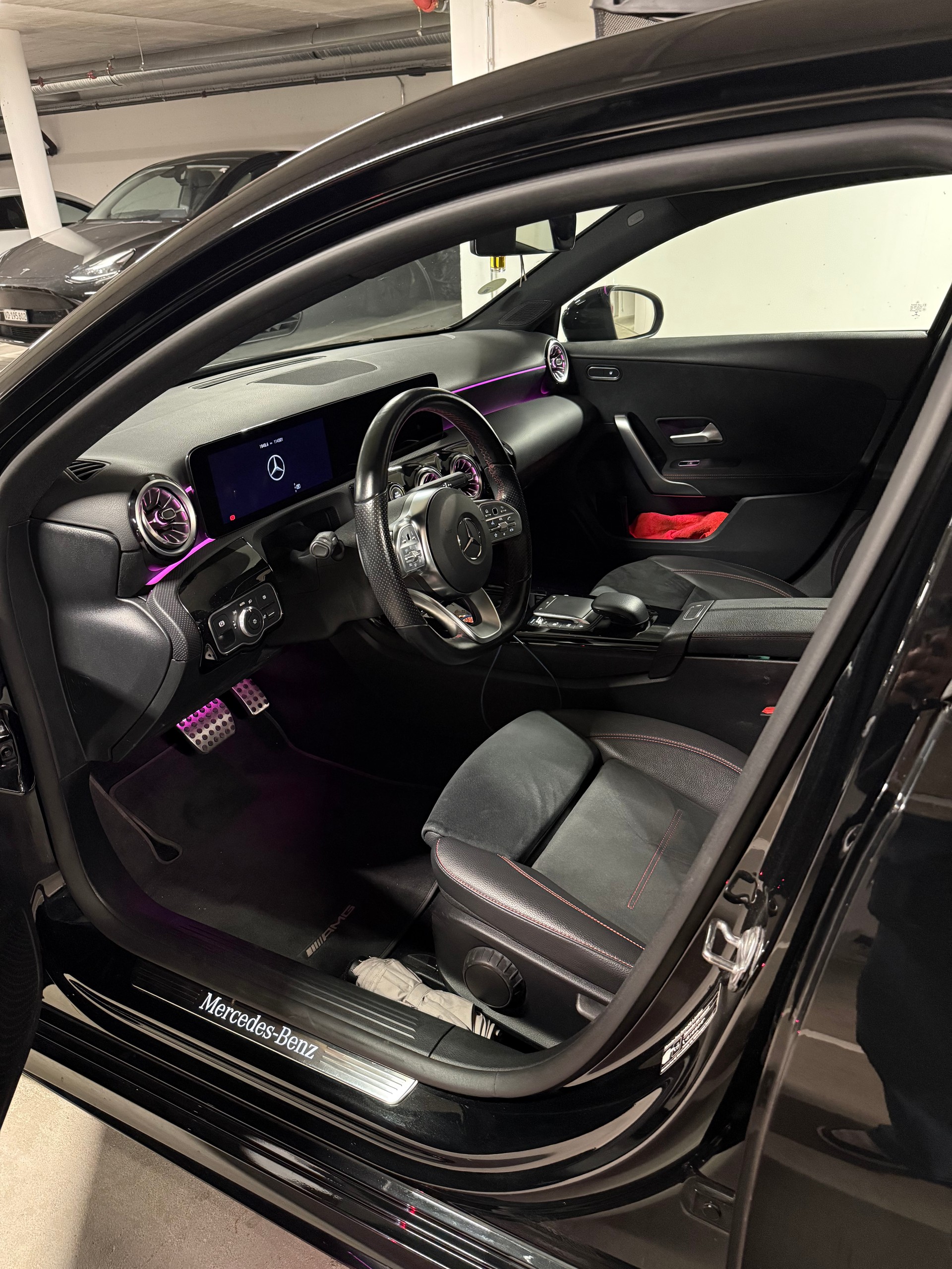 MERCEDES-BENZ A 180 d AMG Line-image-3