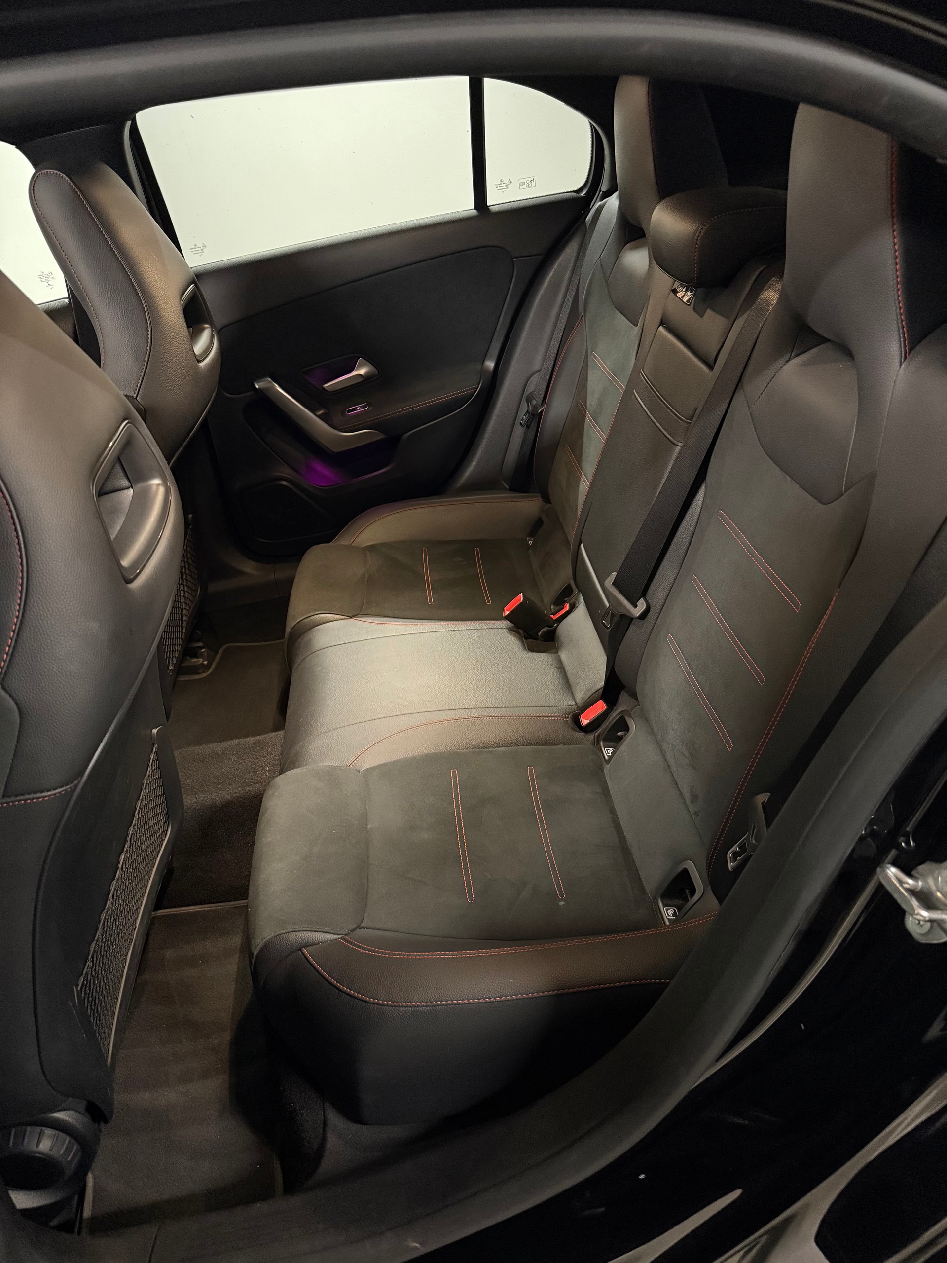 MERCEDES-BENZ A 180 d AMG Line-image-4