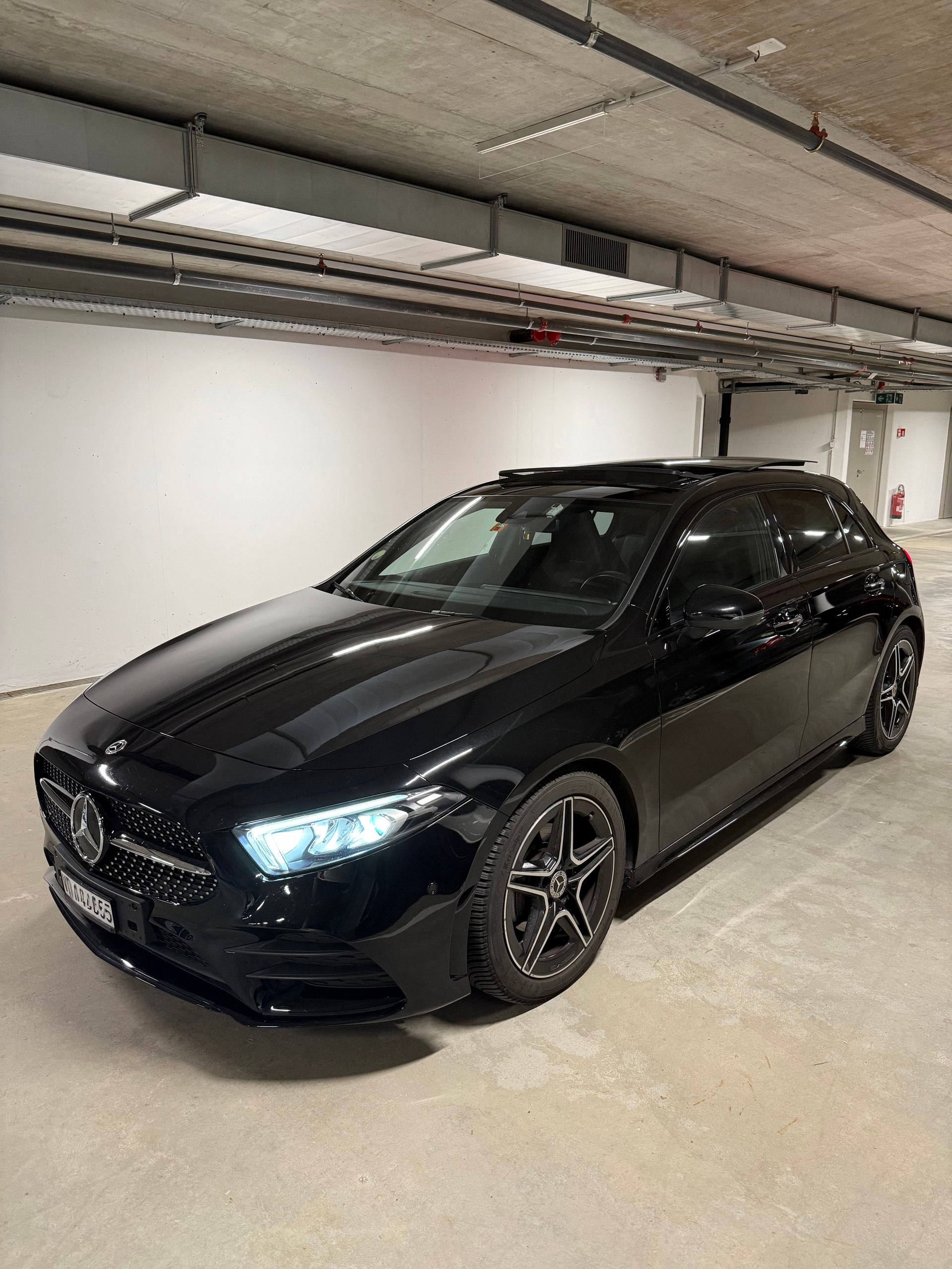 MERCEDES-BENZ A 180 d AMG Line-image-5