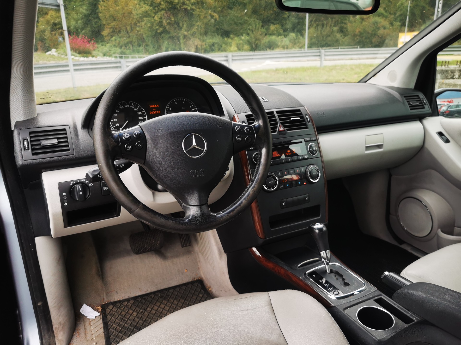 MERCEDES-BENZ A 200 Avantgarde-image-6