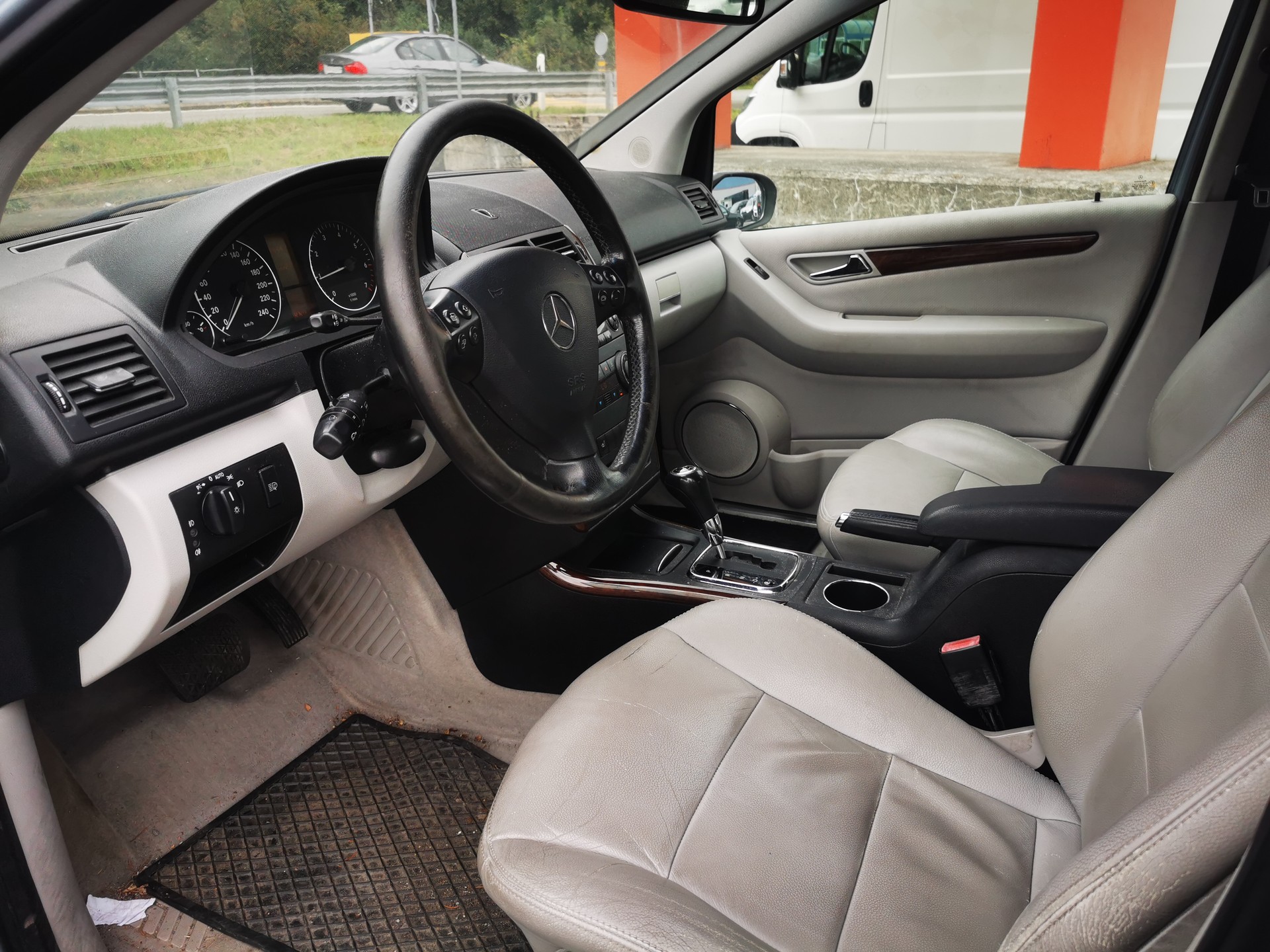 MERCEDES-BENZ A 200 Avantgarde-image-9
