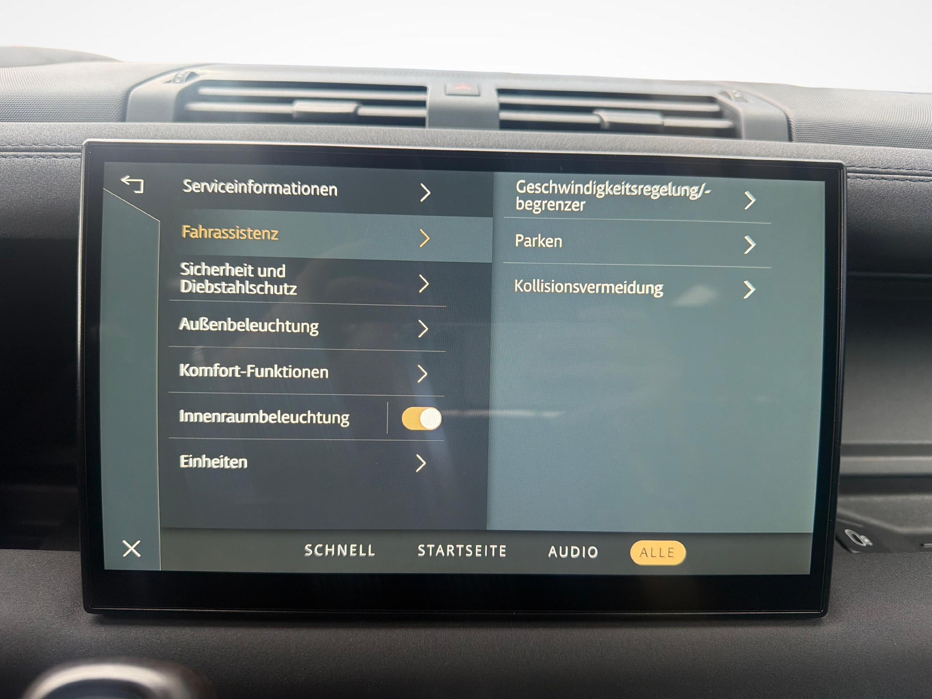 LAND ROVER Defender 90 3.0 D I6 X-Dynamic SE-image-16