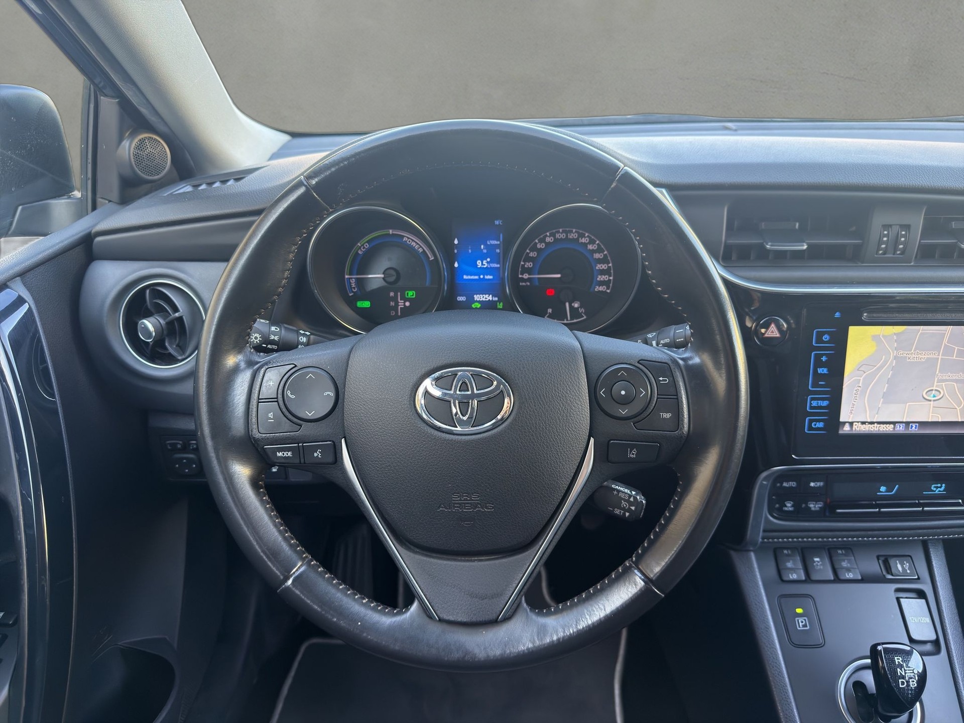 TOYOTA Auris 1.8 HSD Premium e-CVT-image-10