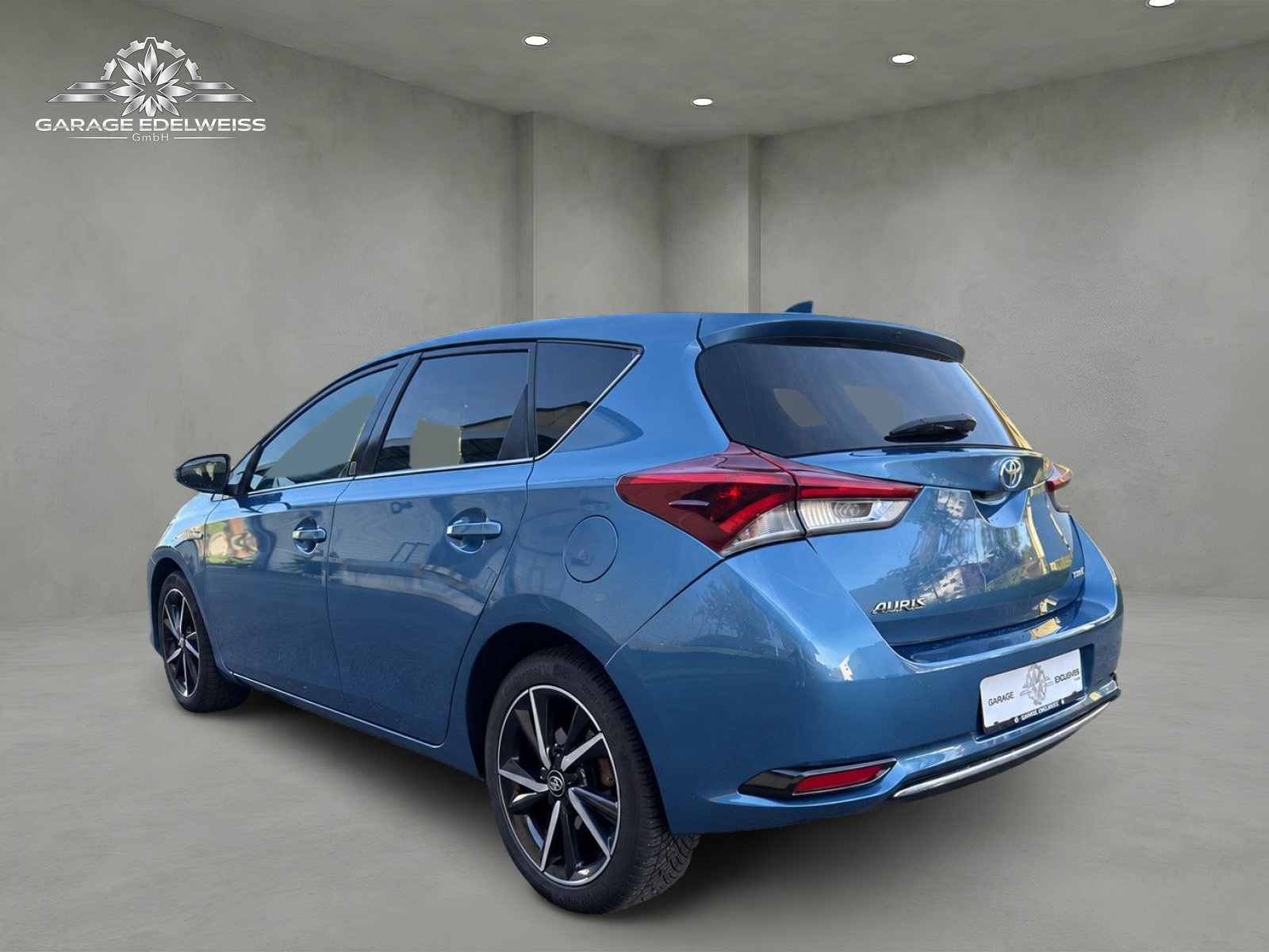 TOYOTA Auris 1.8 HSD Premium e-CVT-image-2