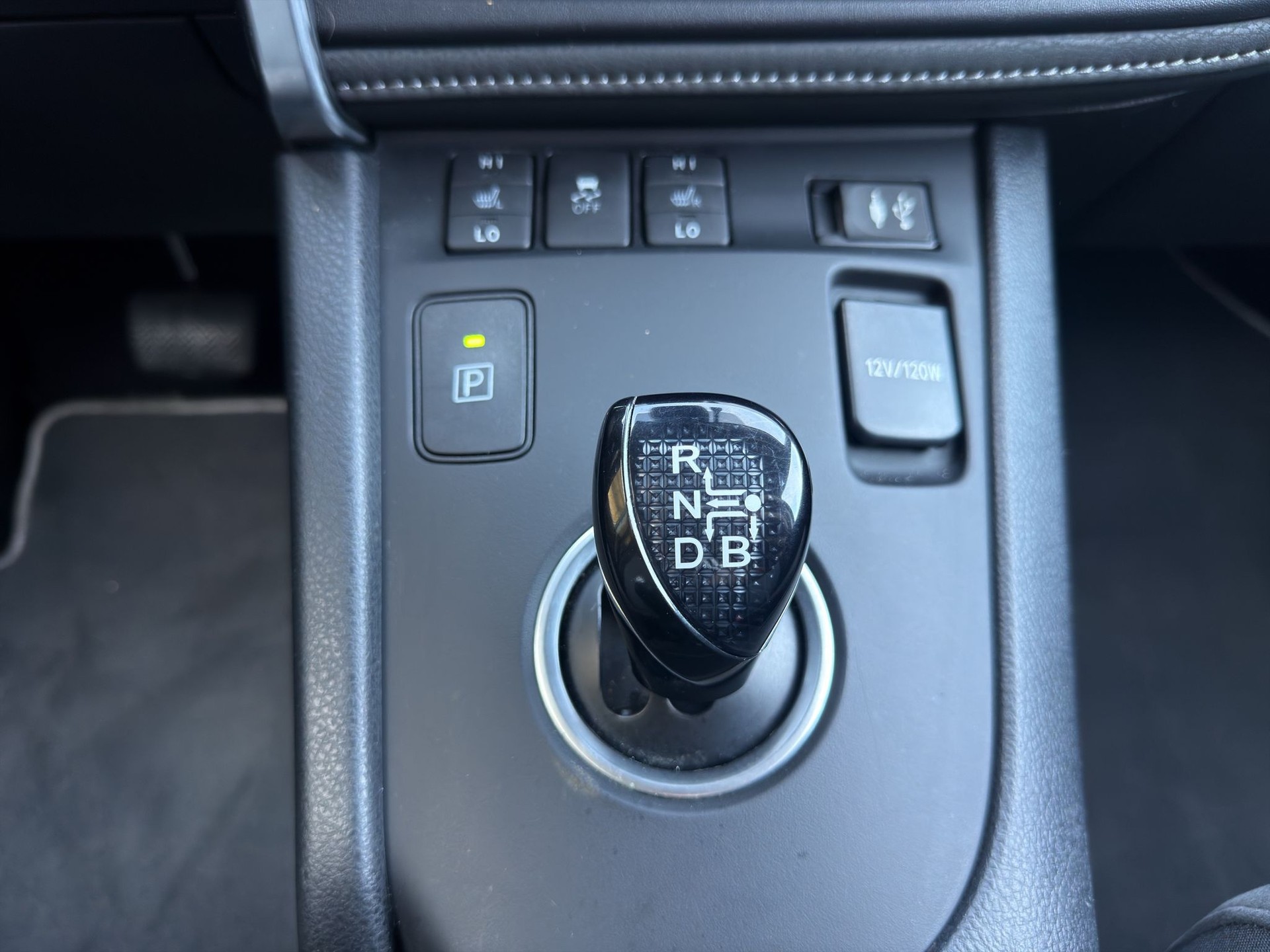 TOYOTA Auris 1.8 HSD Premium e-CVT-image-13