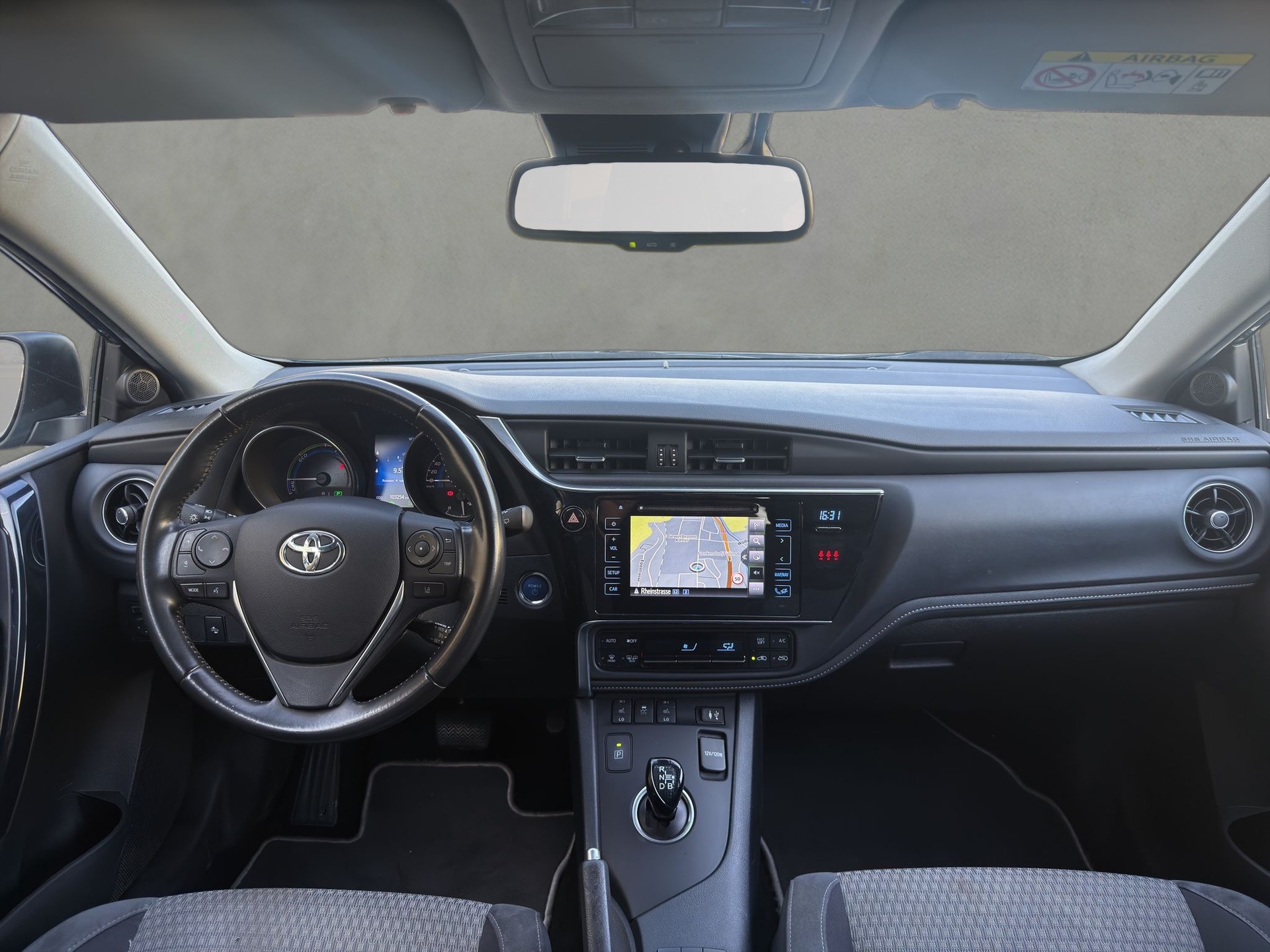 TOYOTA Auris 1.8 HSD Premium e-CVT-image-9